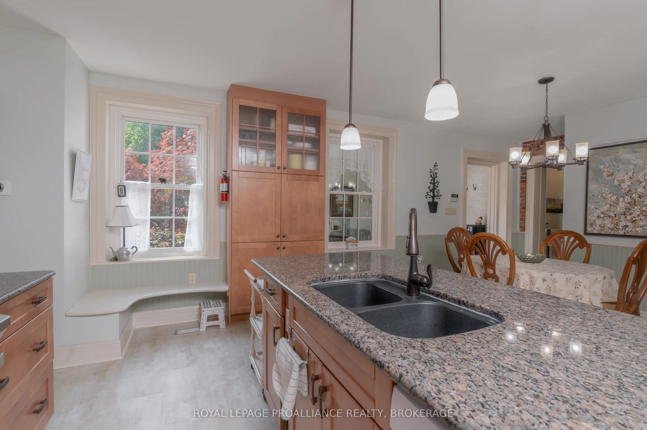 232 Dundas Street W