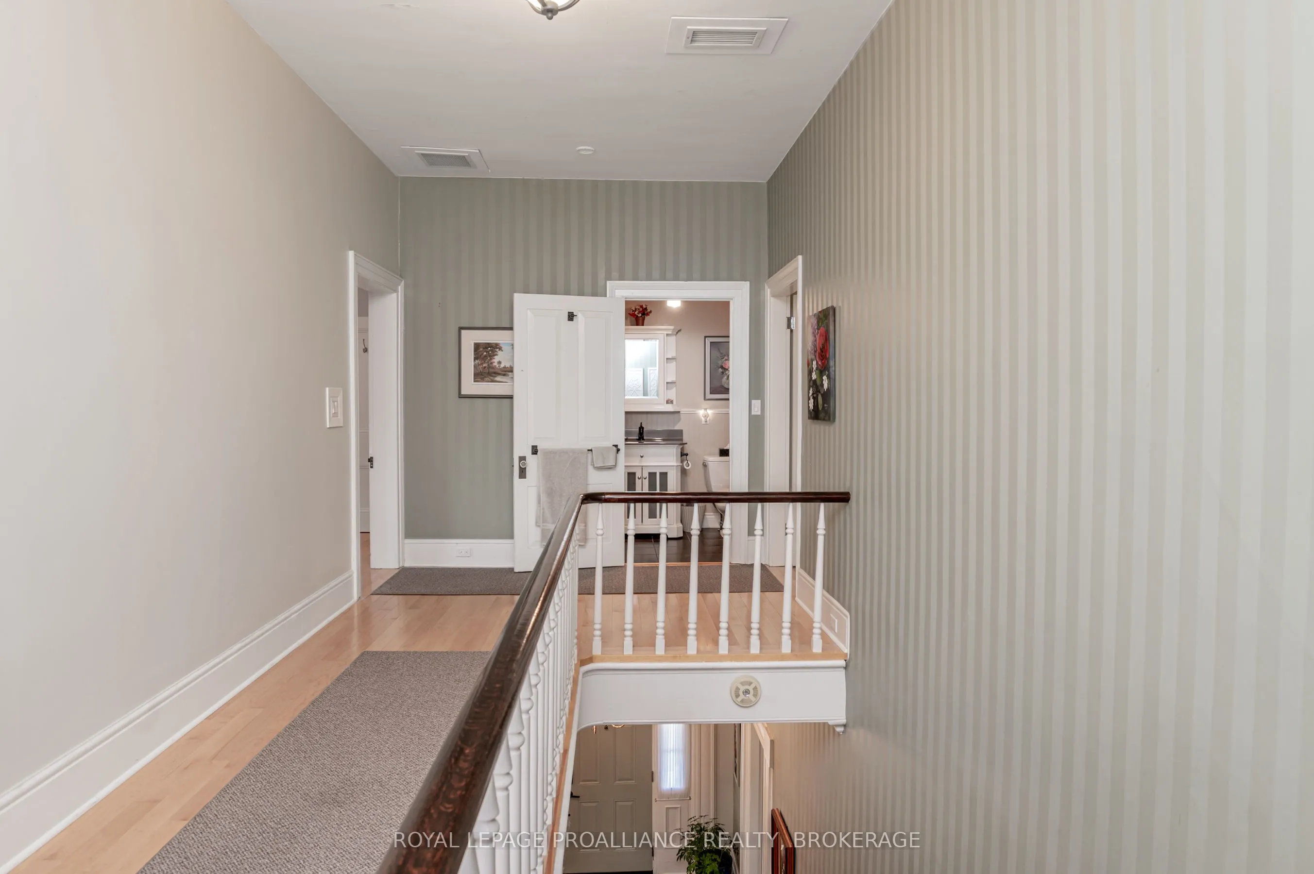 232 Dundas Street W