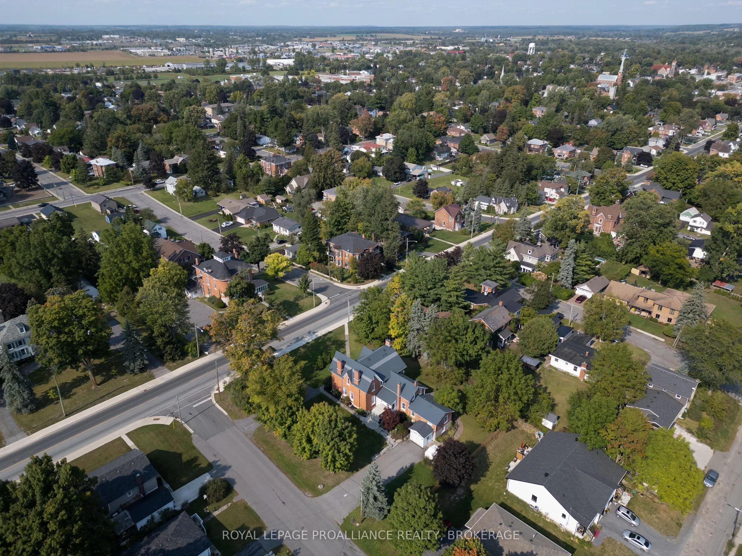 232 Dundas Street W
