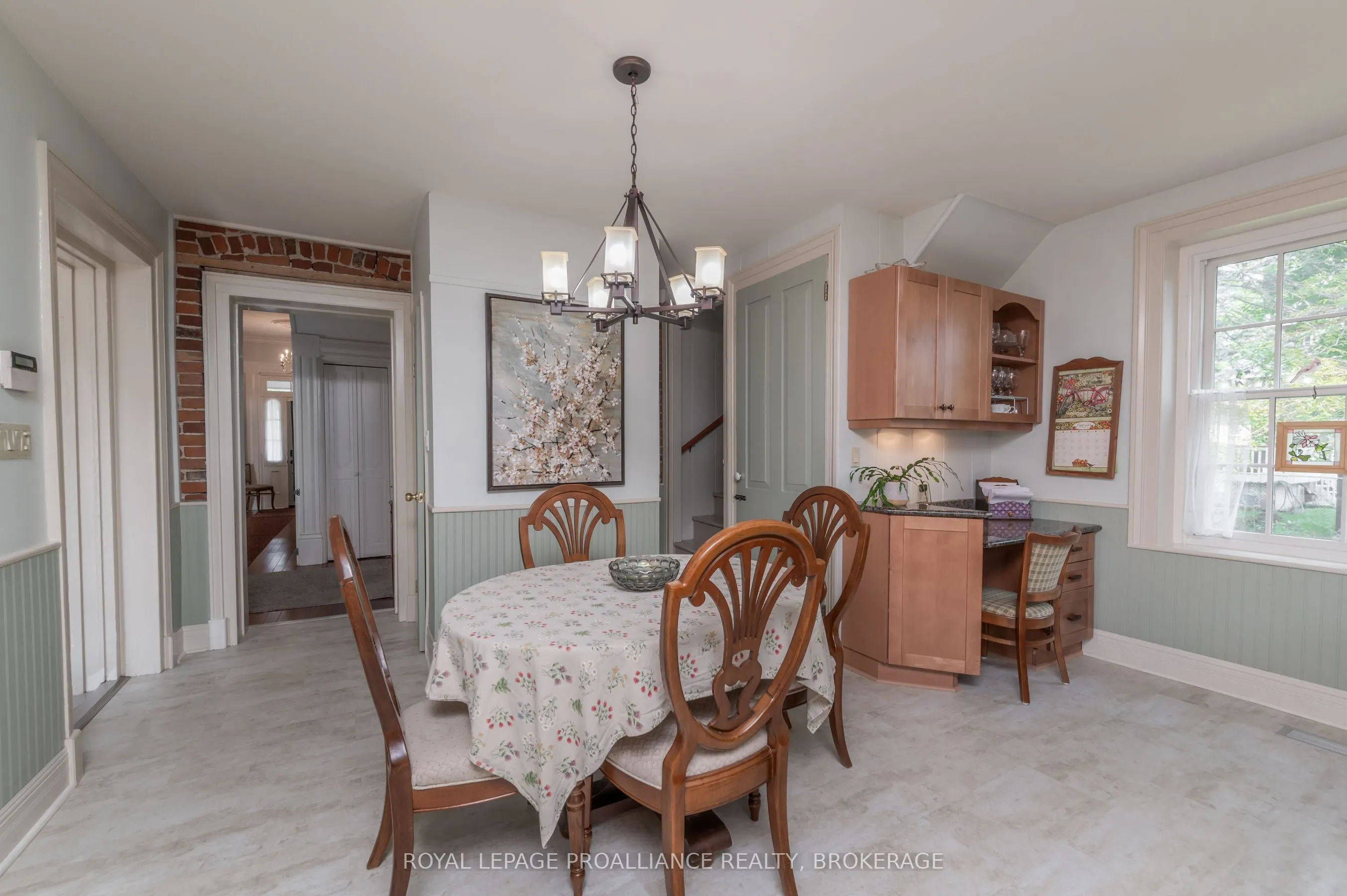 232 Dundas Street W