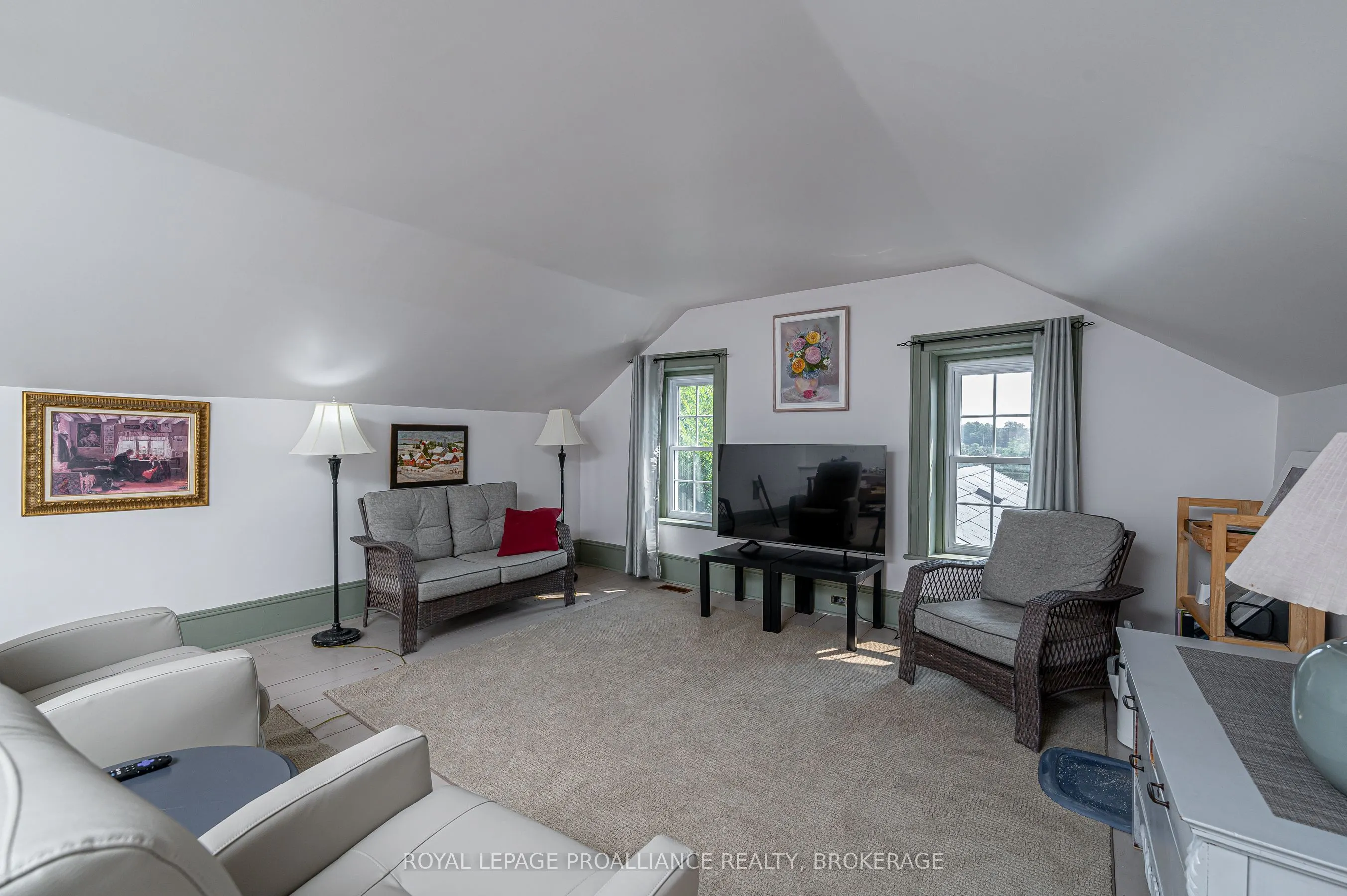 232 Dundas Street W