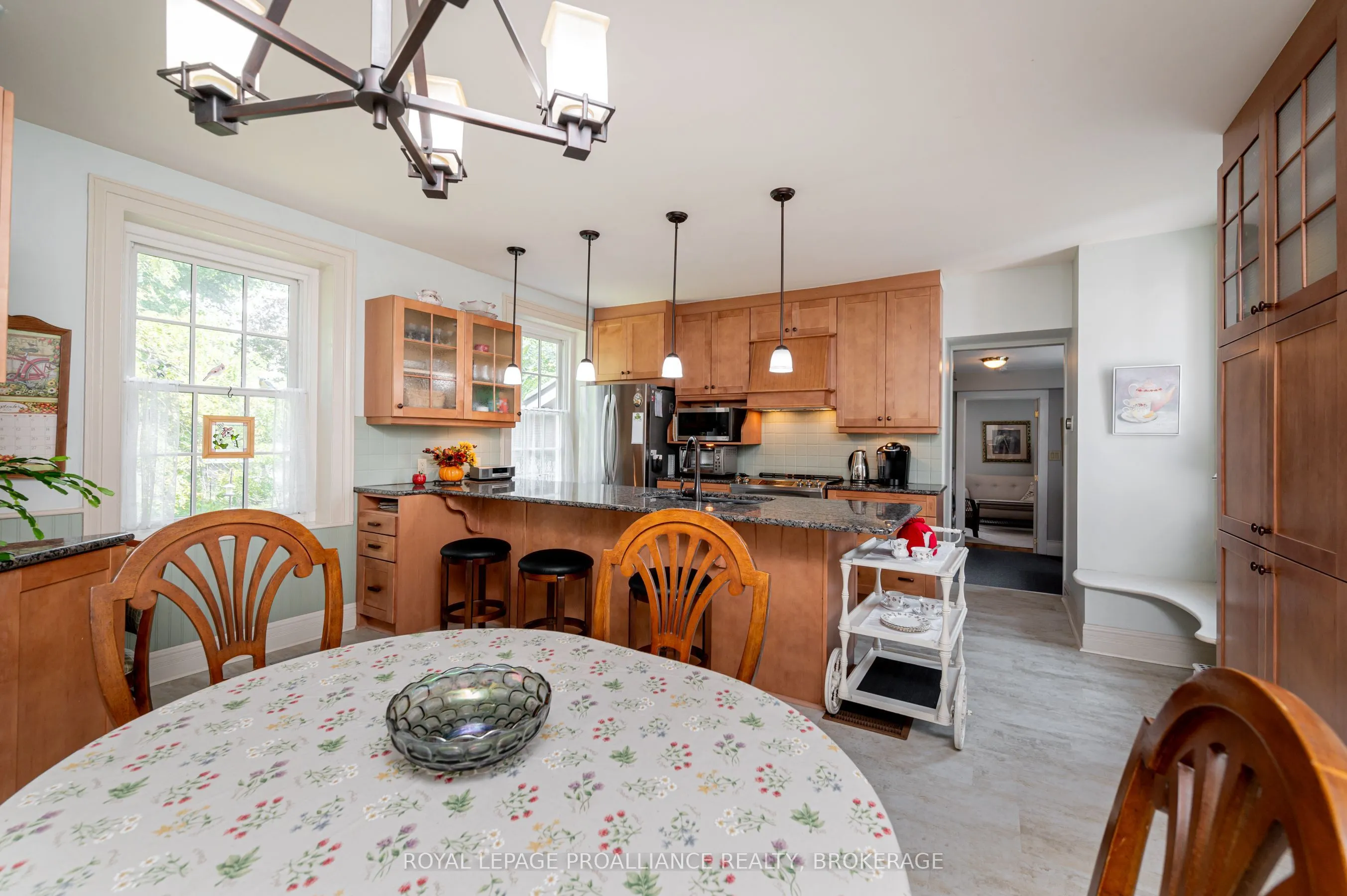 232 Dundas Street W