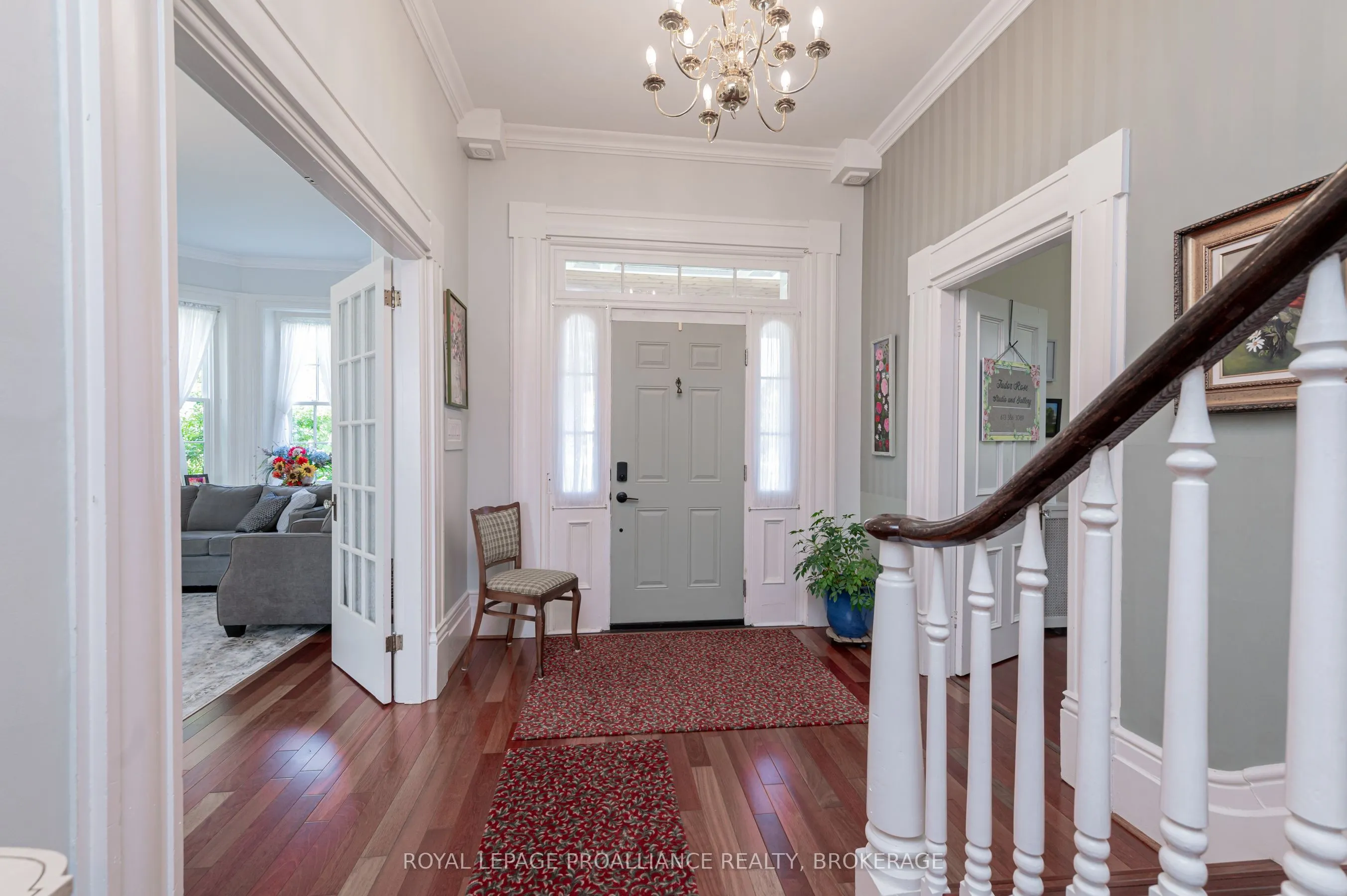 232 Dundas Street W