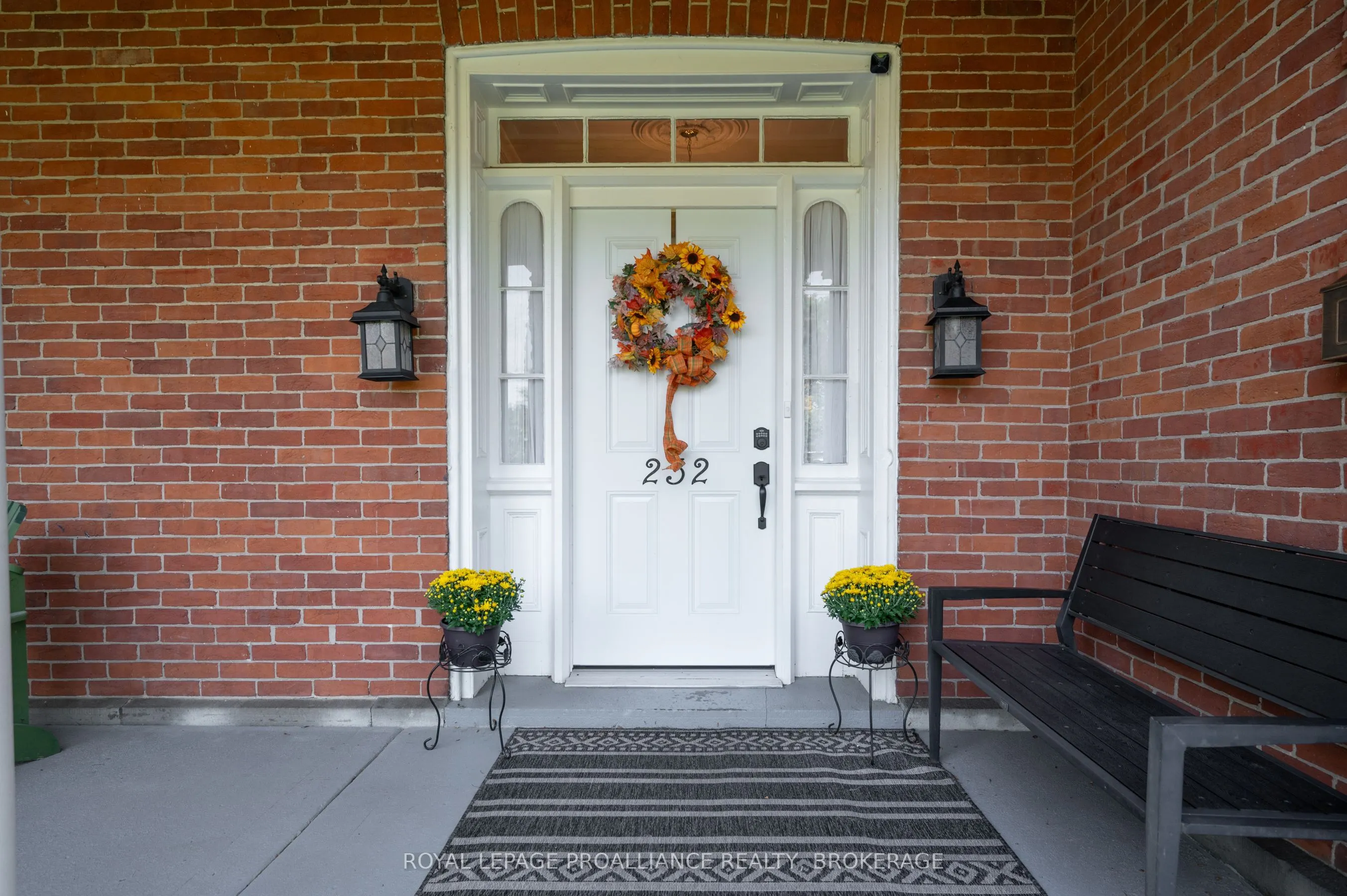232 Dundas Street W
