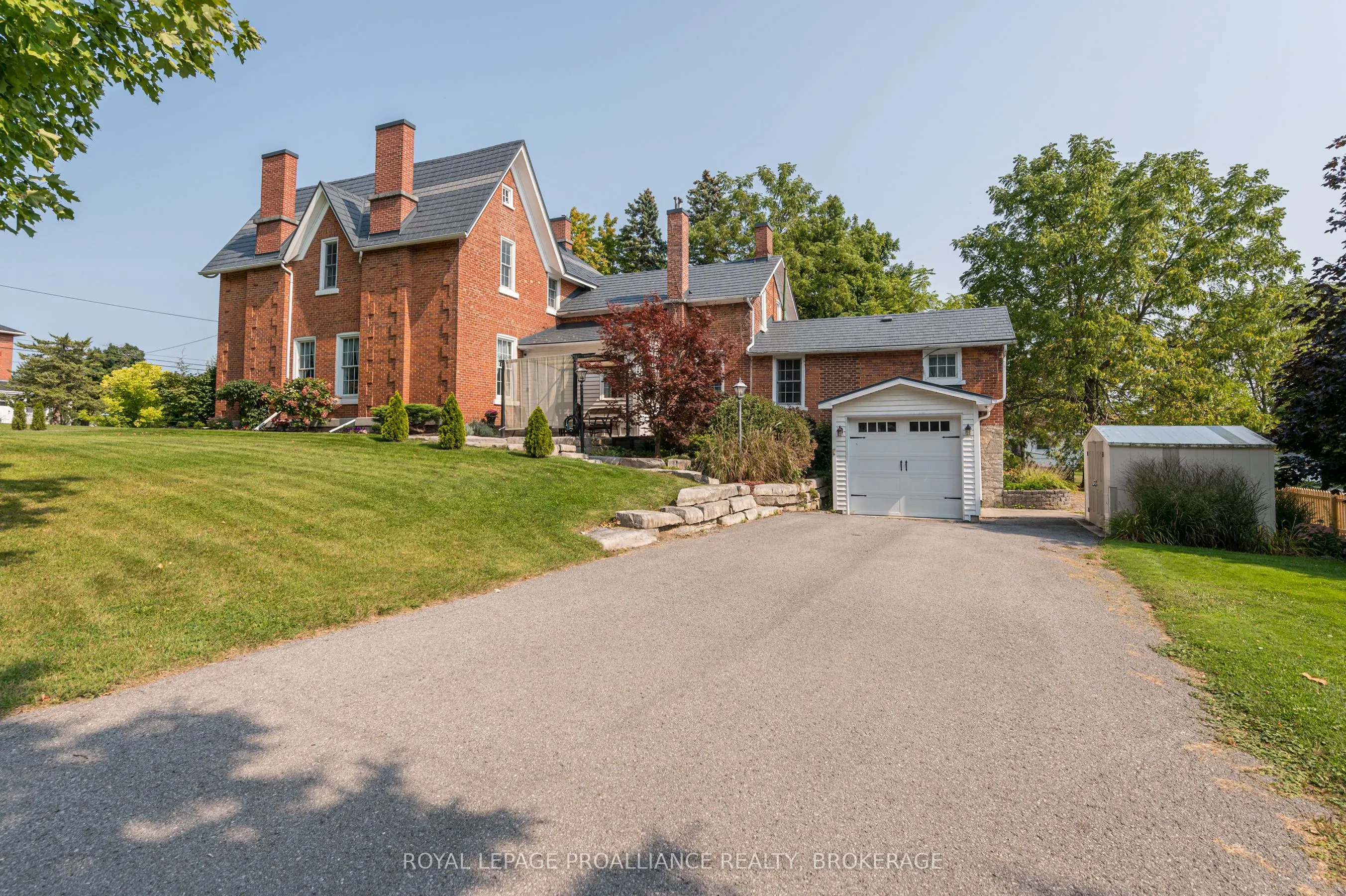 232 Dundas Street W