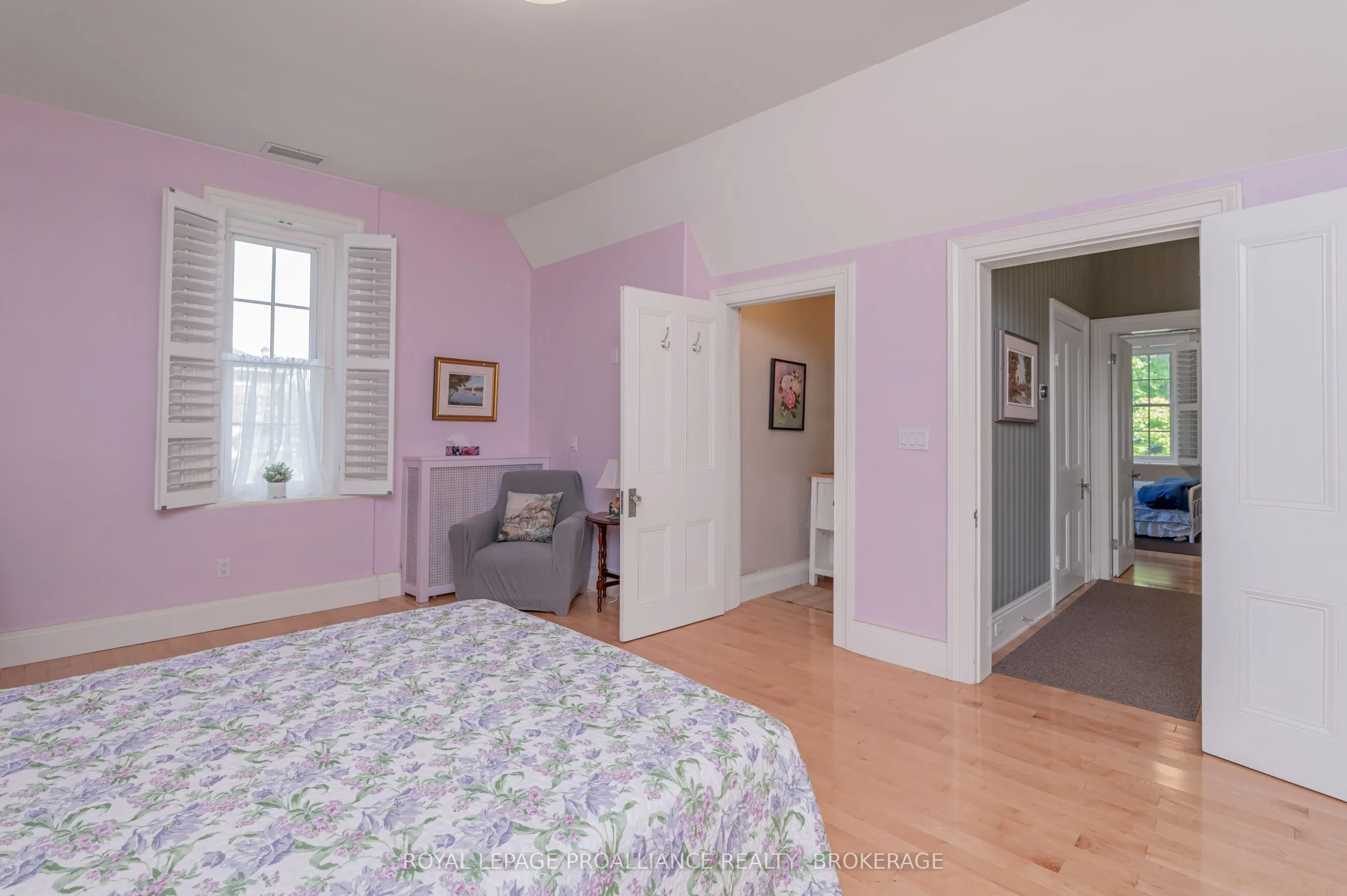 232 Dundas Street W