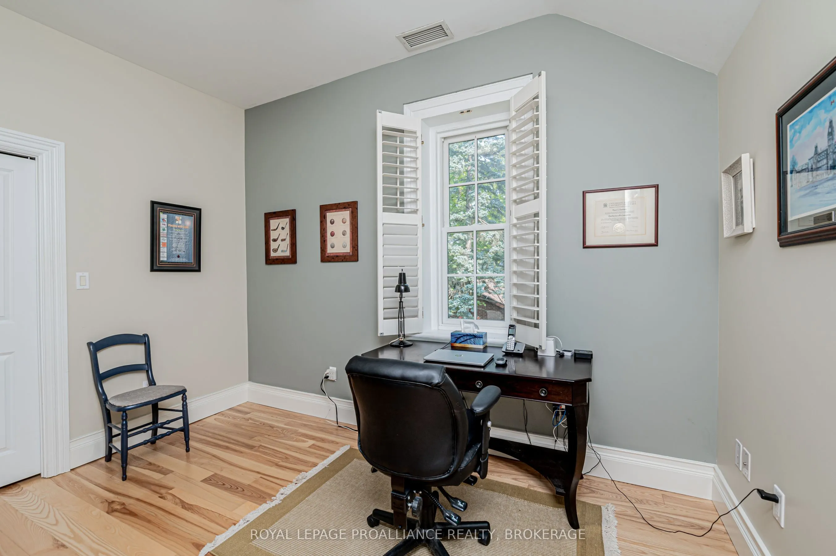232 Dundas Street W