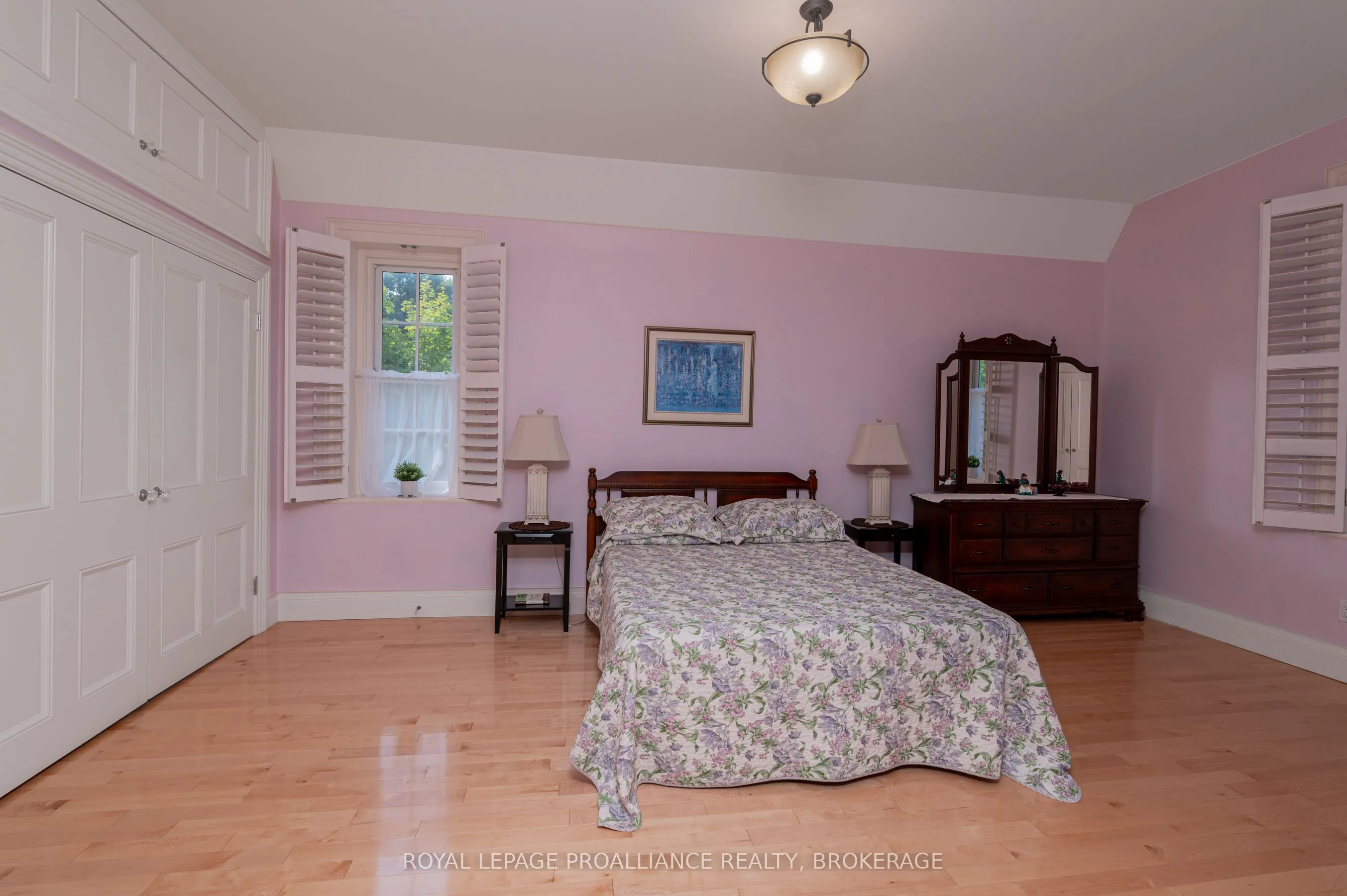 232 Dundas Street W
