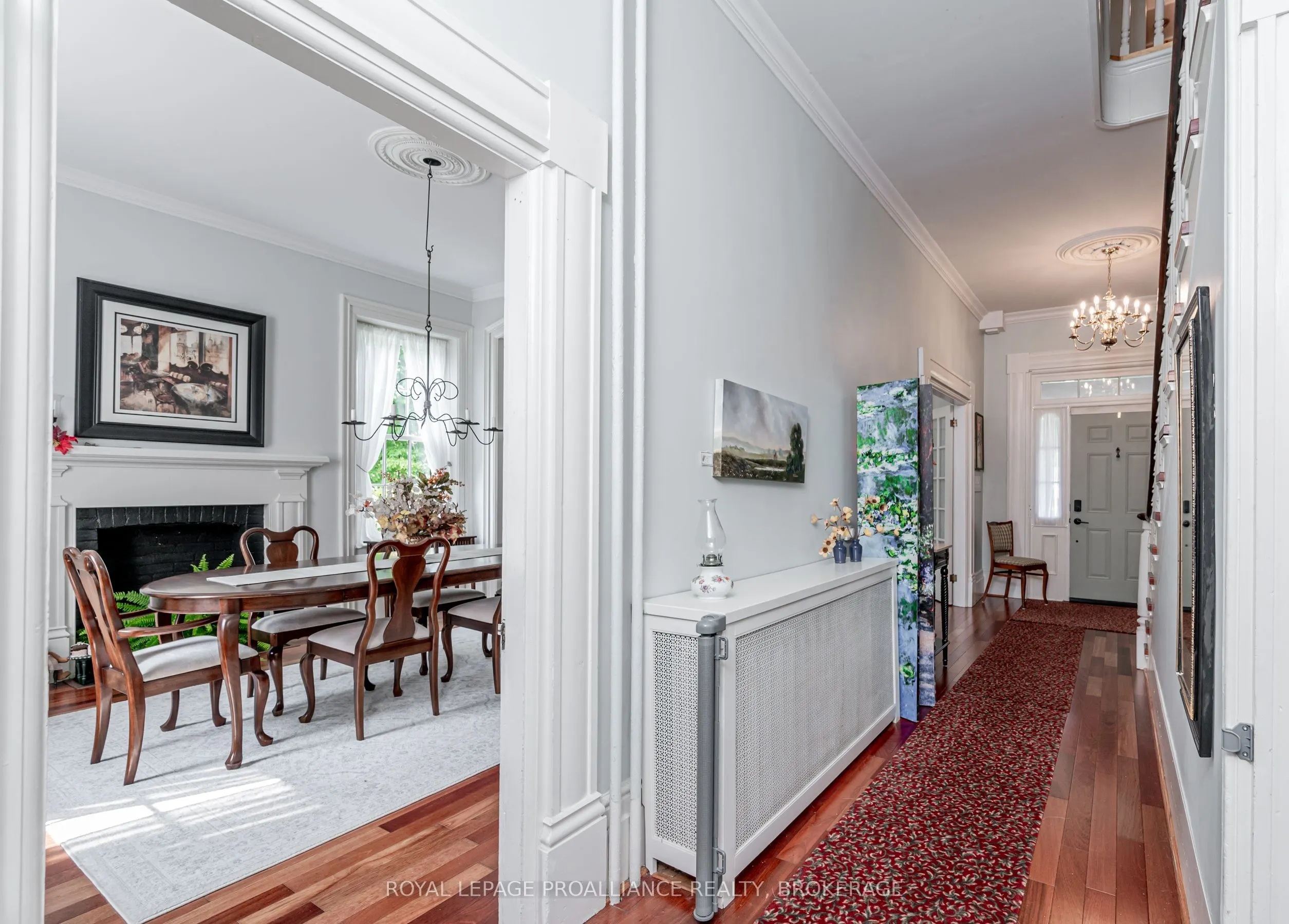 232 Dundas Street W