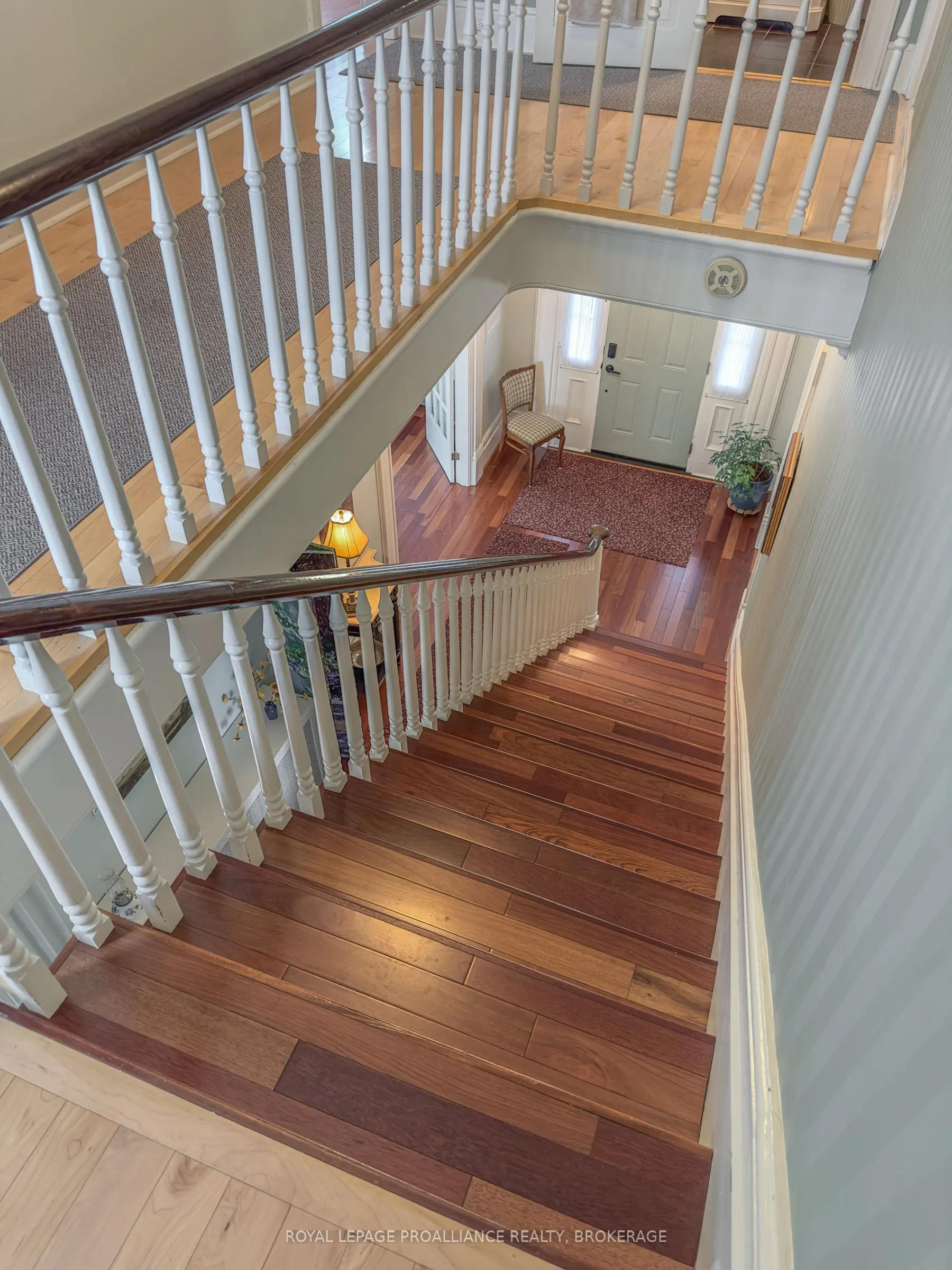 232 Dundas Street W