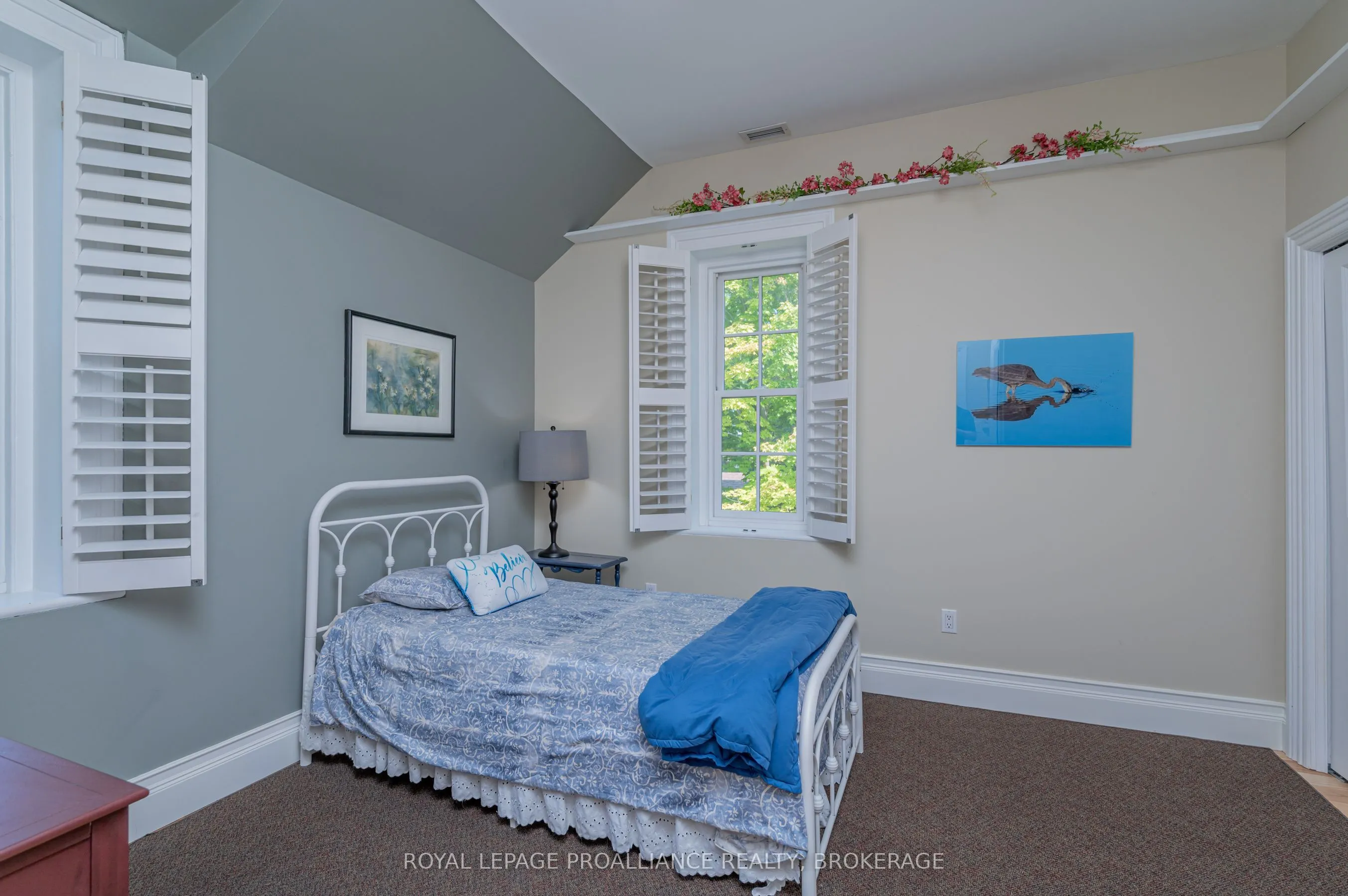232 Dundas Street W