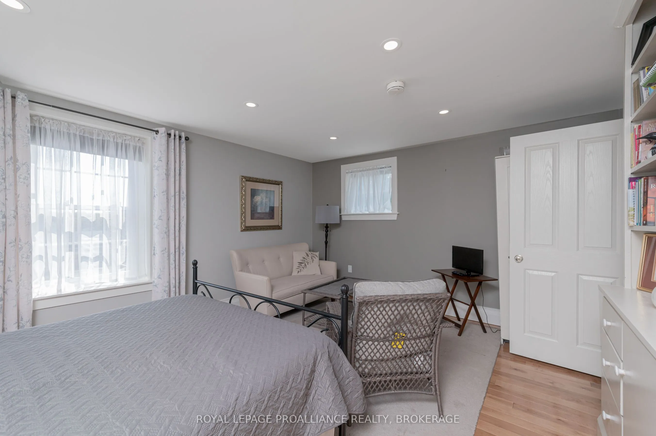 232 Dundas Street W