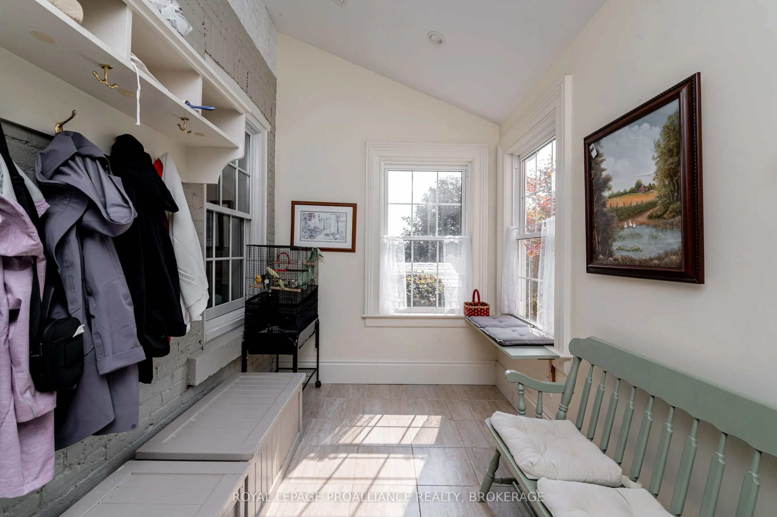 232 Dundas Street W