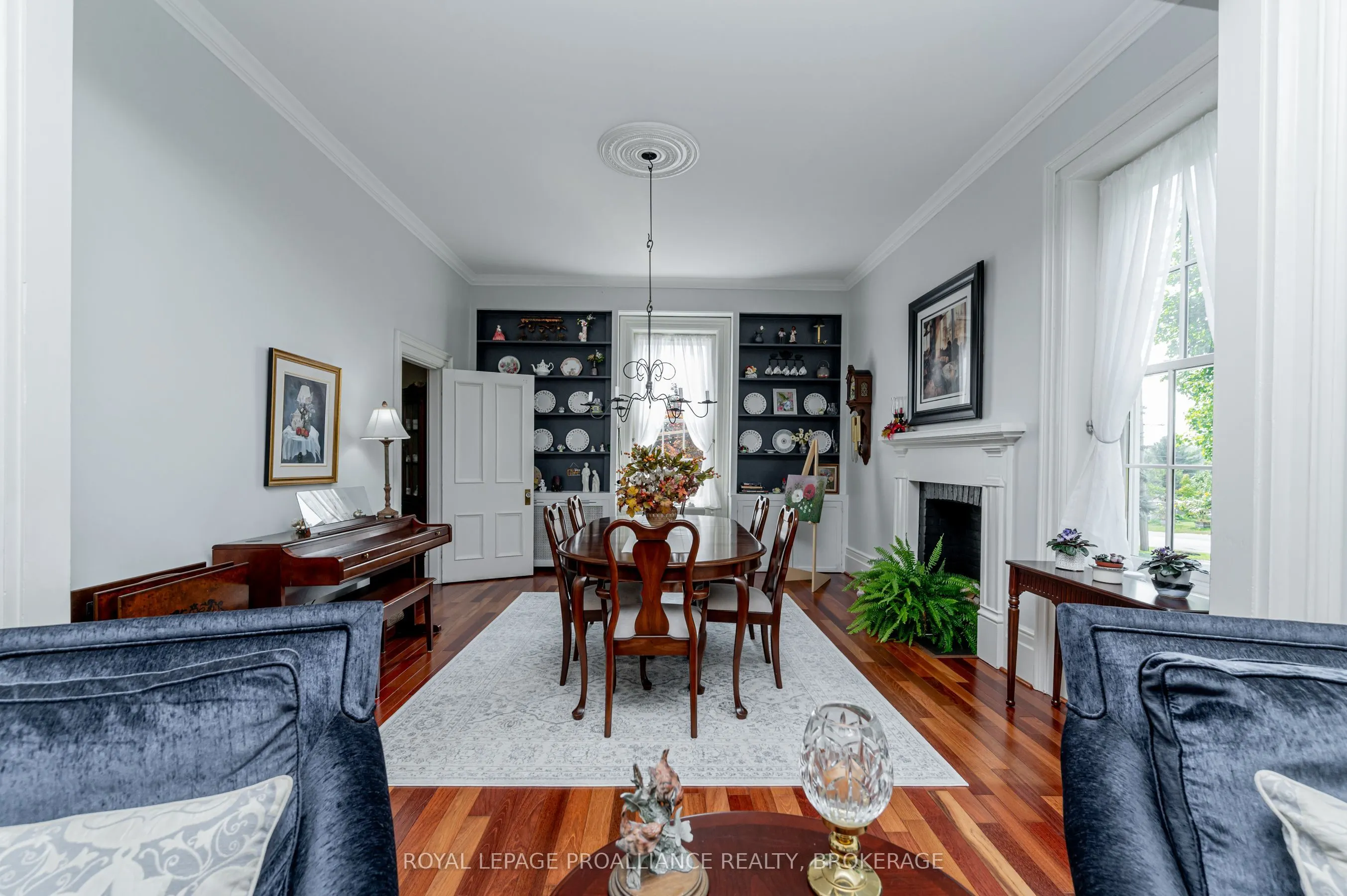 232 Dundas Street W
