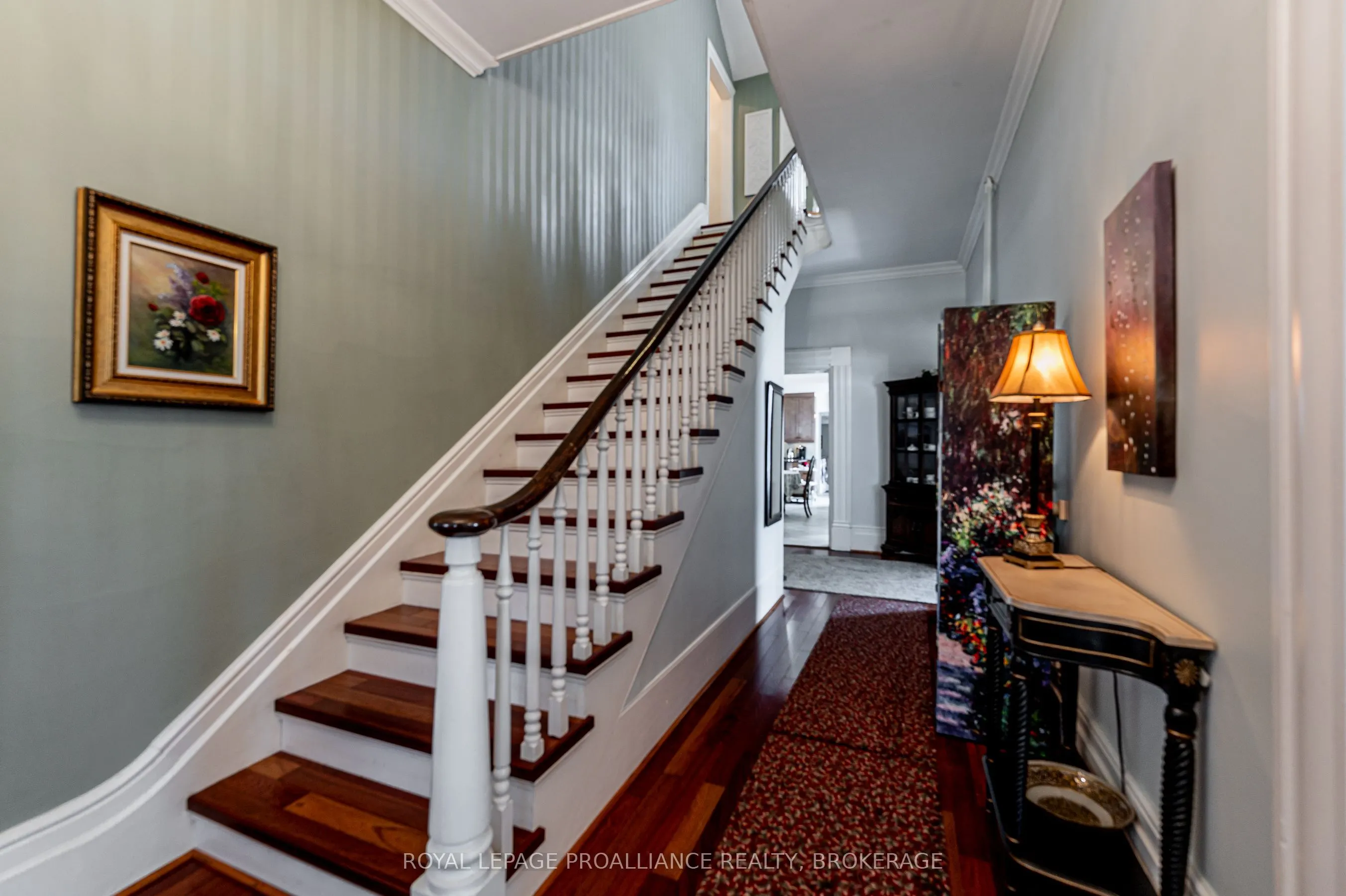 232 Dundas Street W