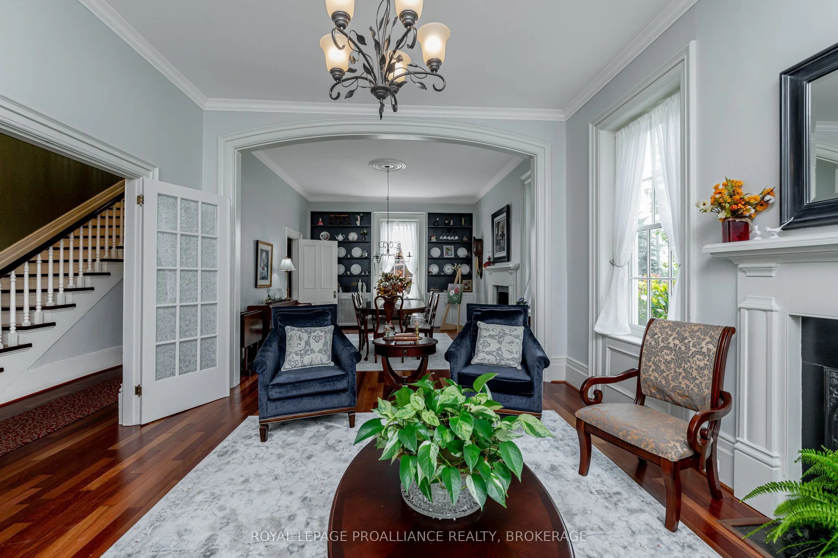 232 Dundas Street W