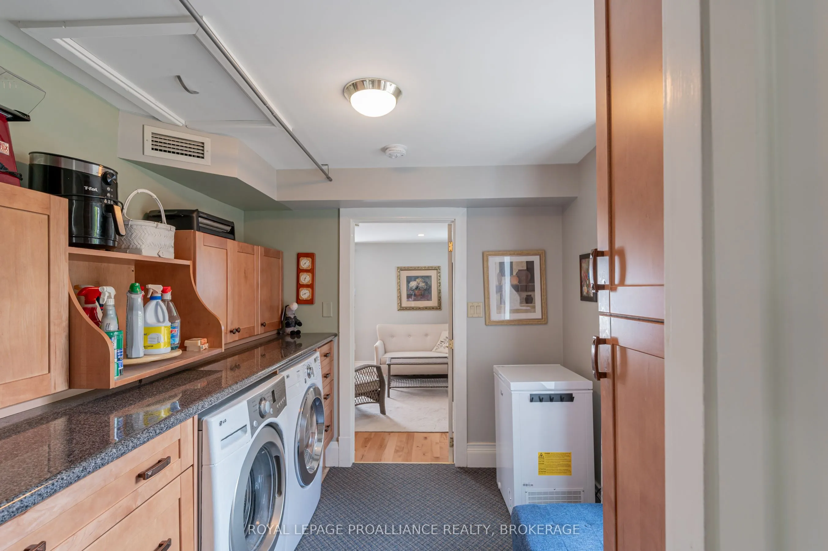 232 Dundas Street W