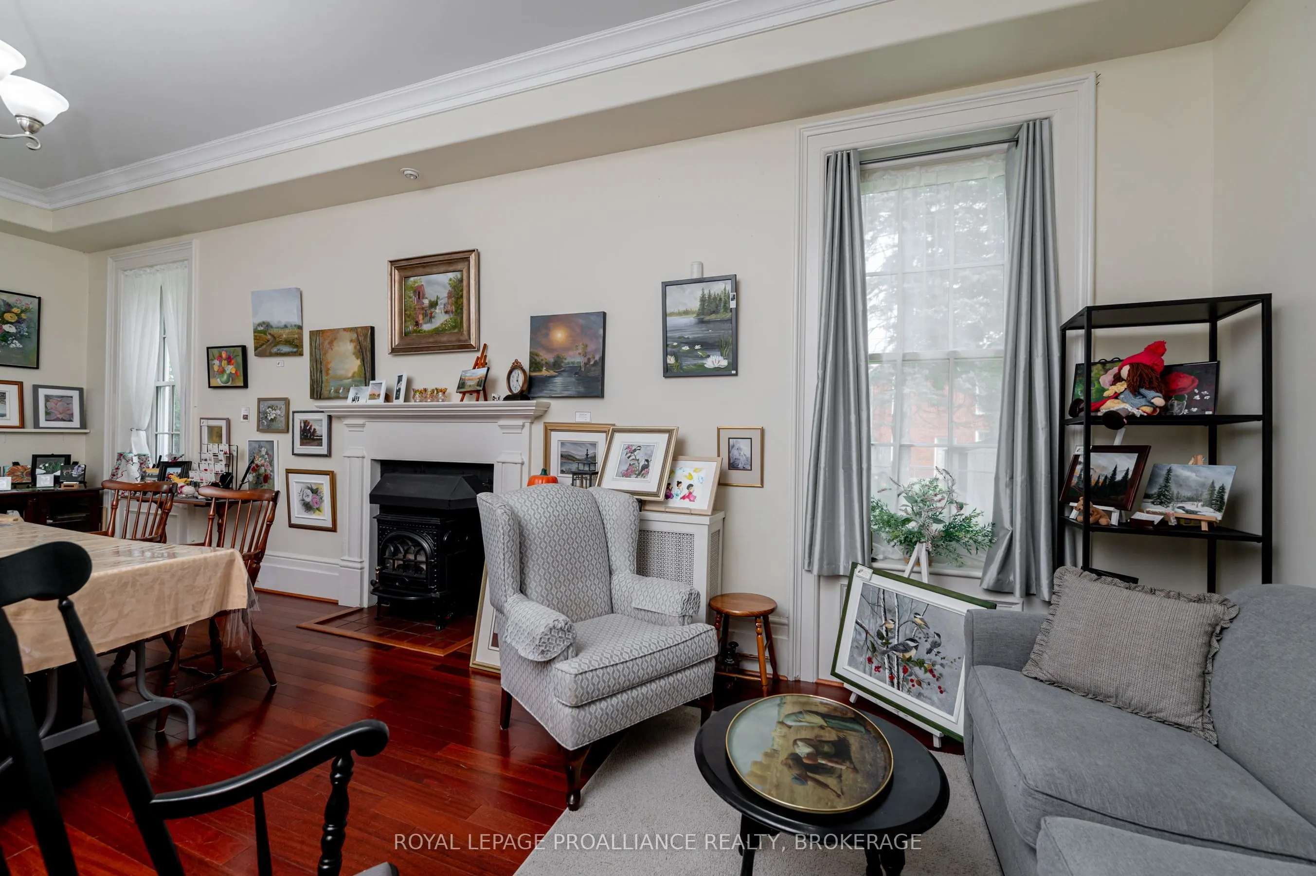 232 Dundas Street W