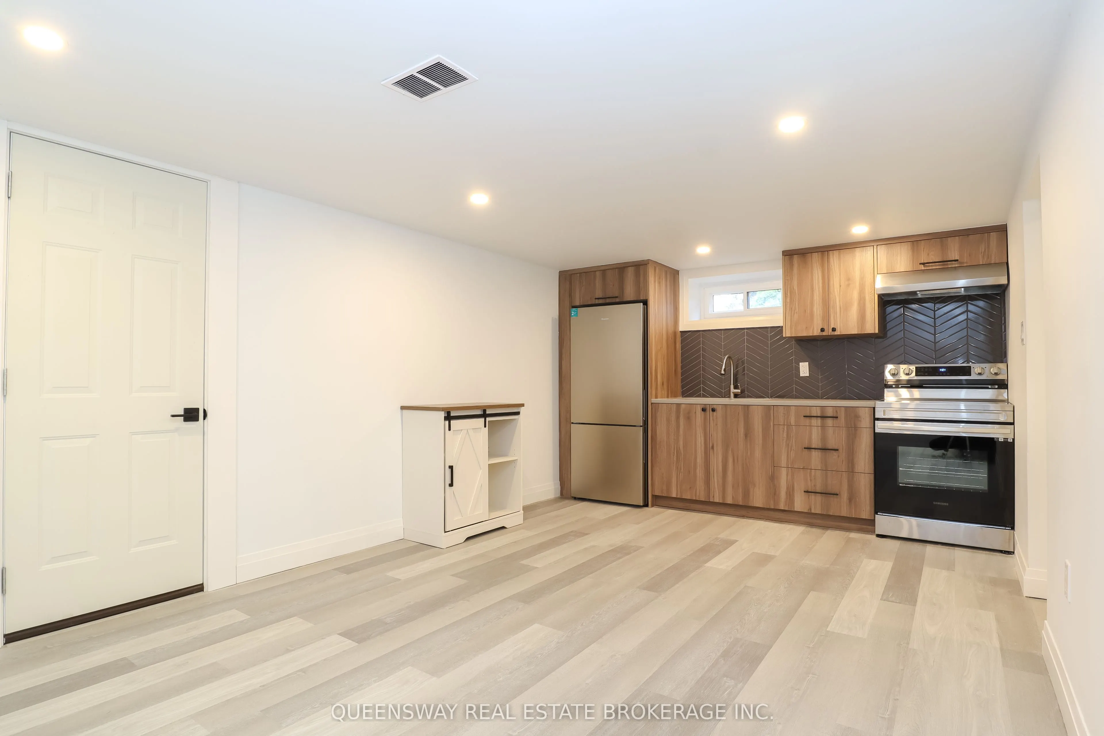 67 Kingslea Drive, #Lower