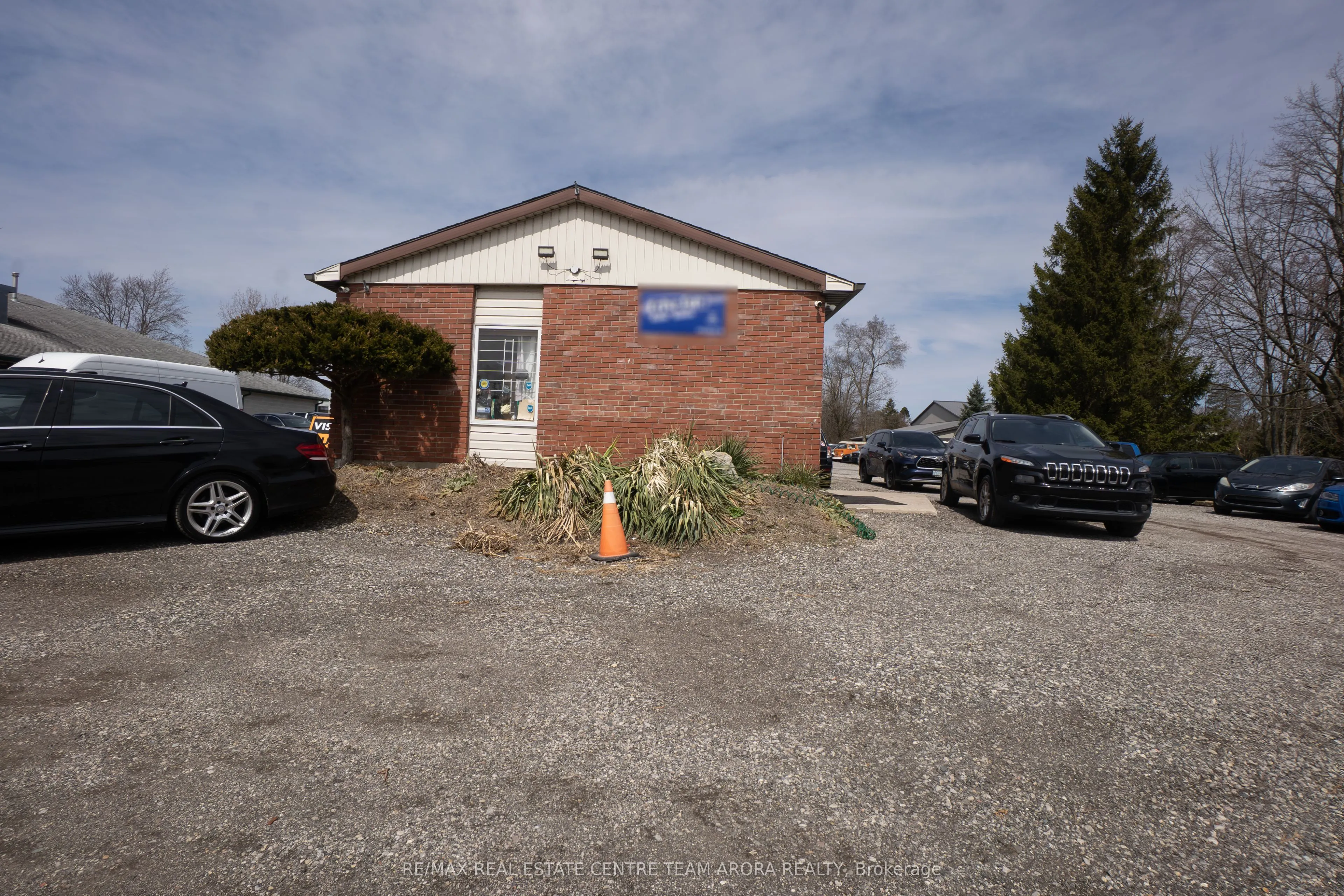4016 Dundas Street E