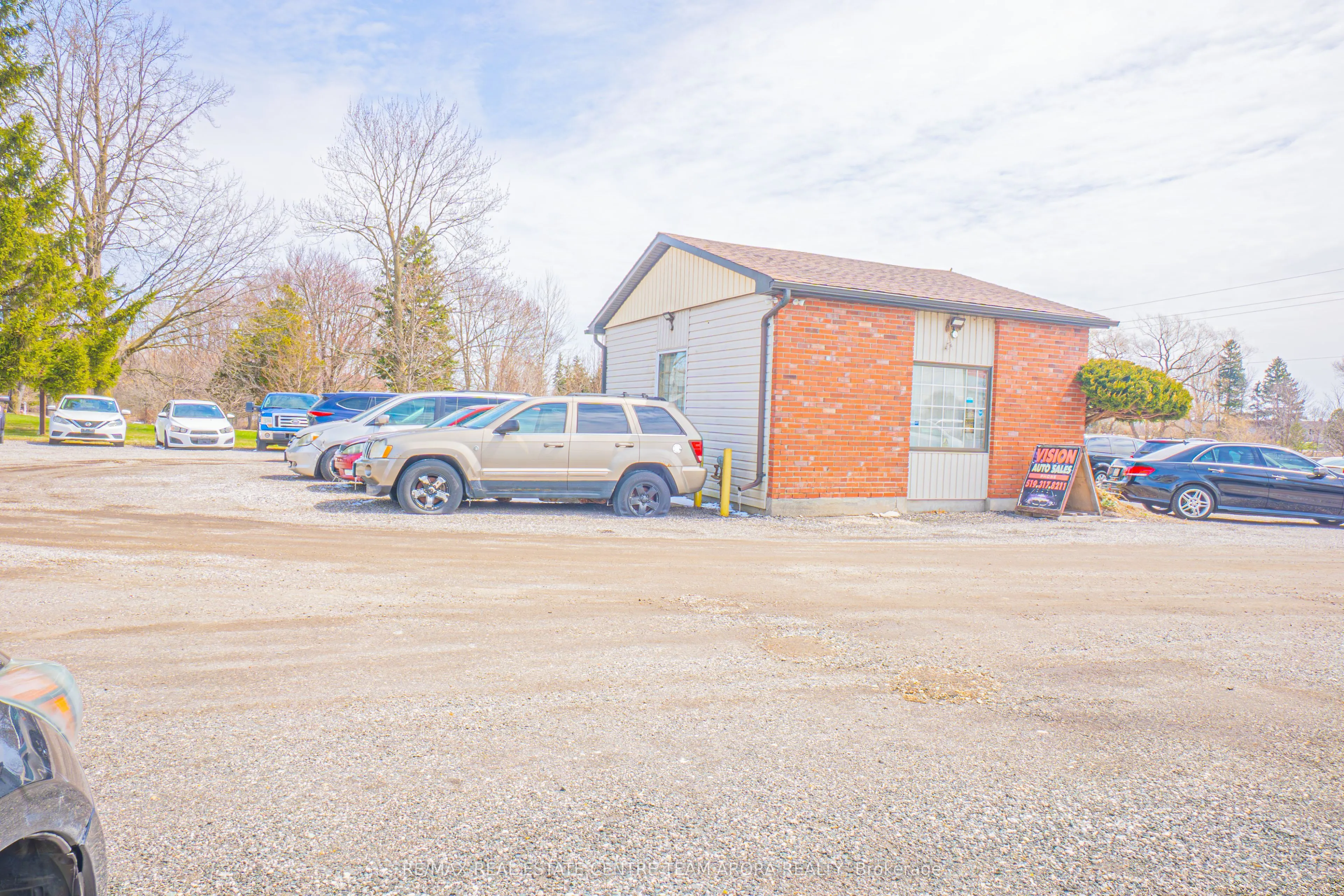 4016 Dundas Street E
