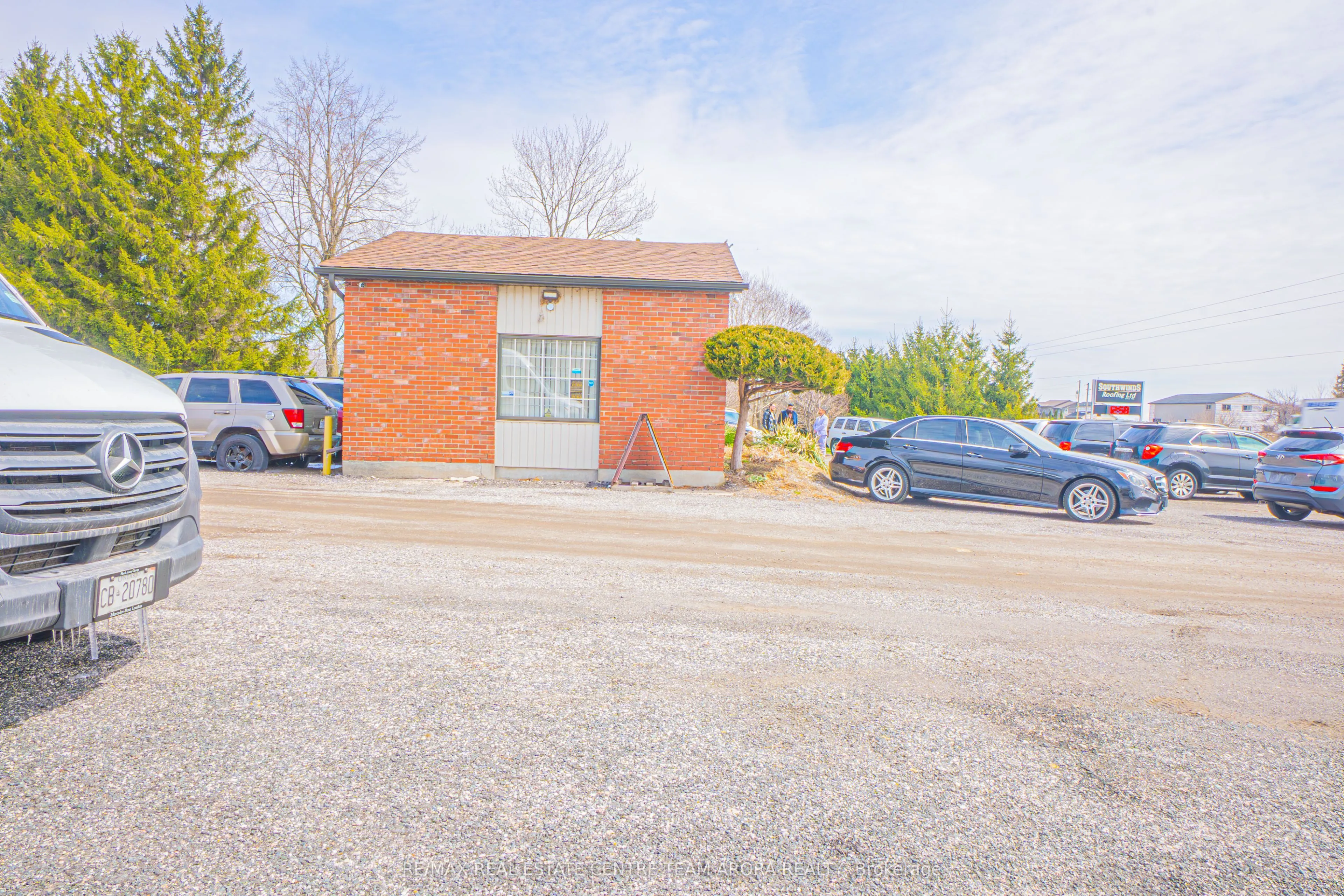 4016 Dundas Street E