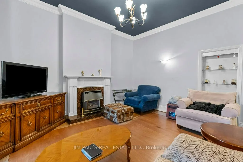 282 Main Street W