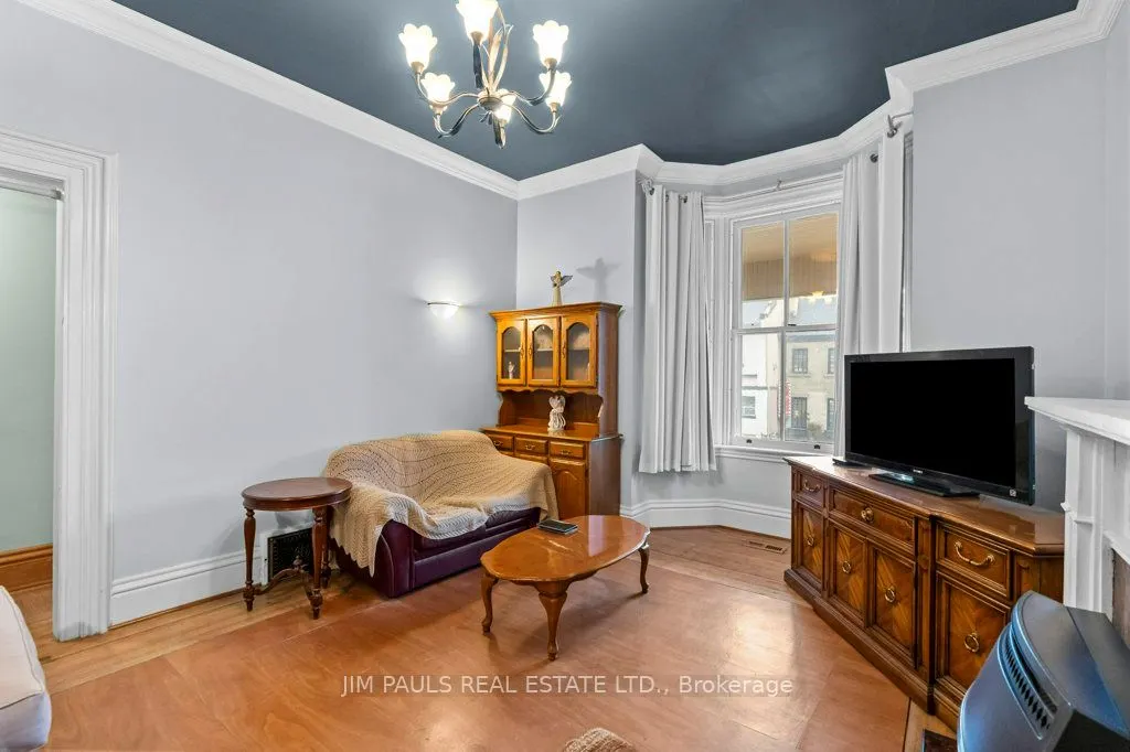 282 Main Street W