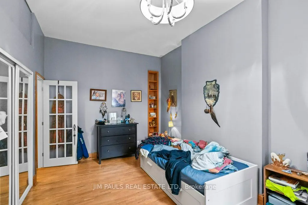 282 Main Street W