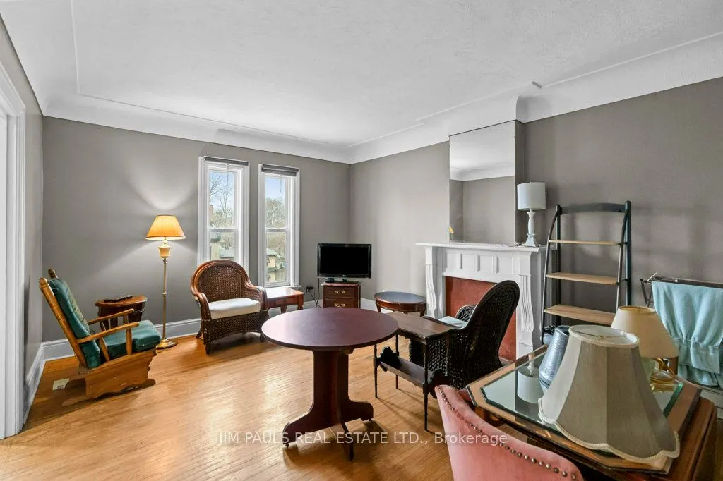 282 Main Street W