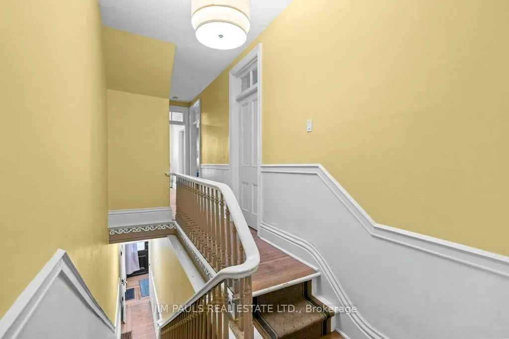 282 Main Street W