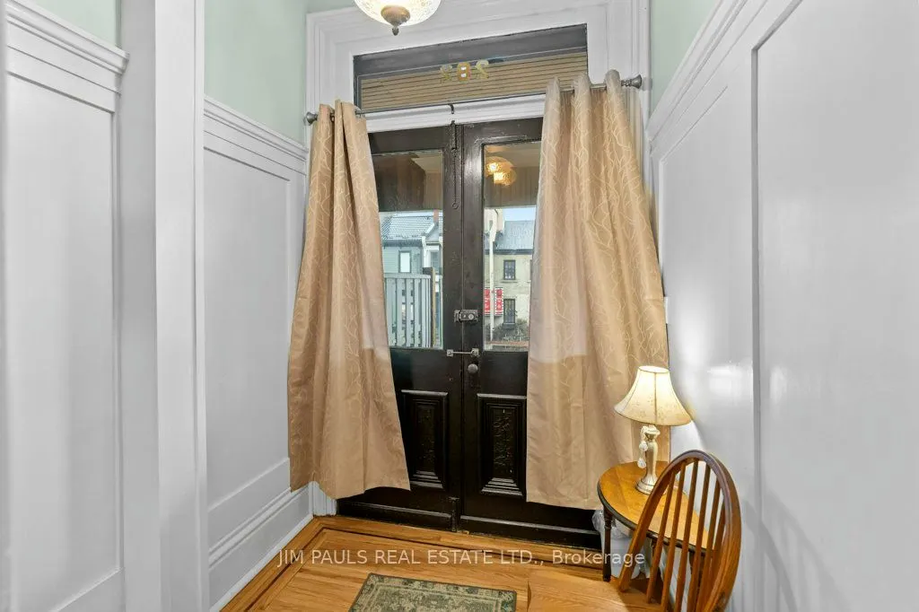 282 Main Street W