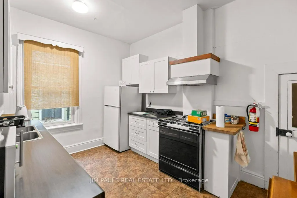 282 Main Street W