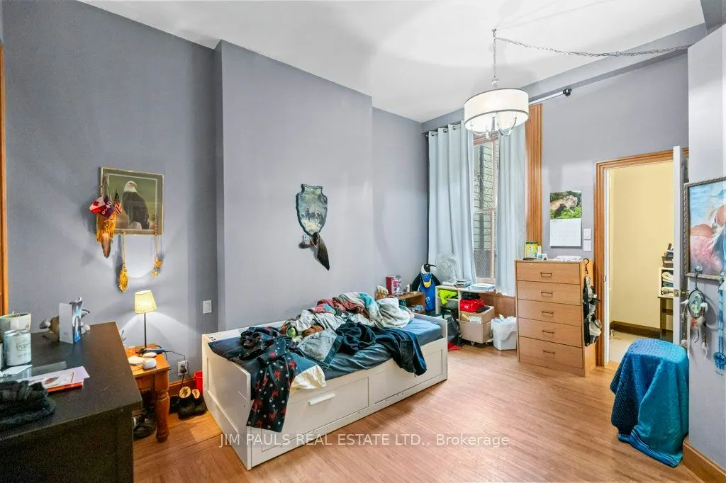 282 Main Street W