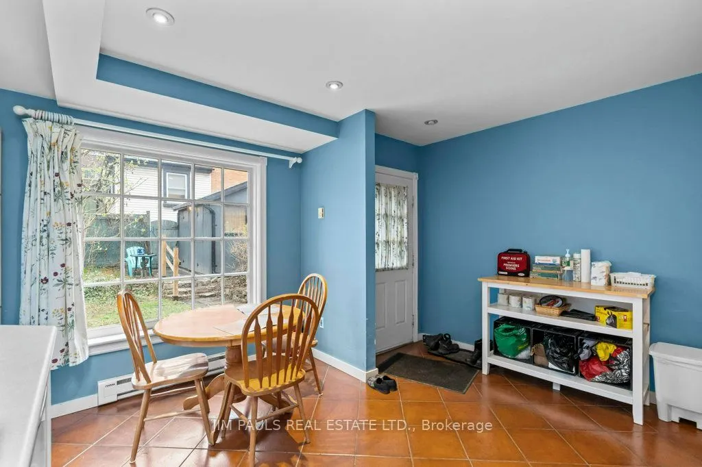 282 Main Street W