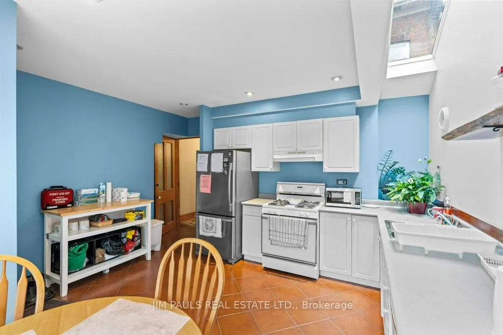 282 Main Street W