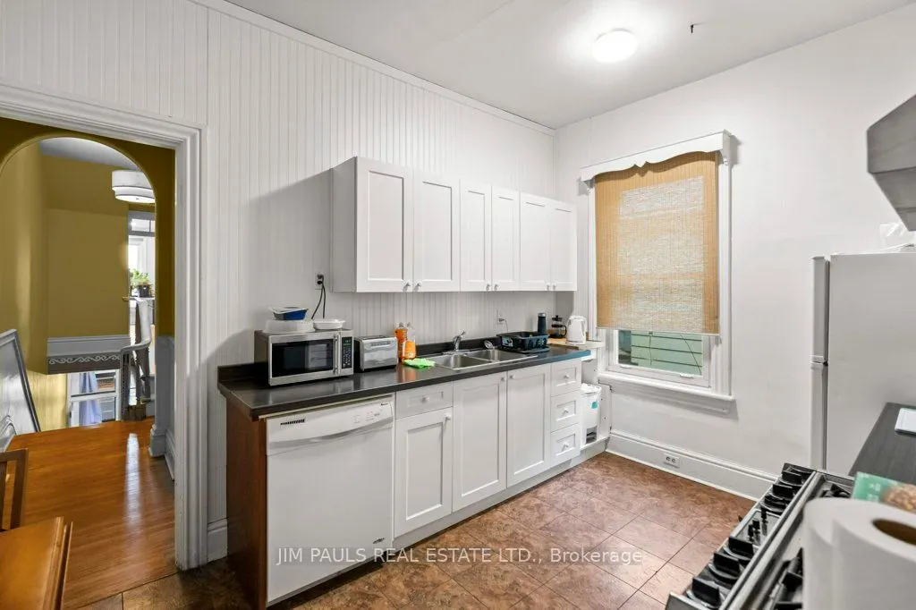 282 Main Street W