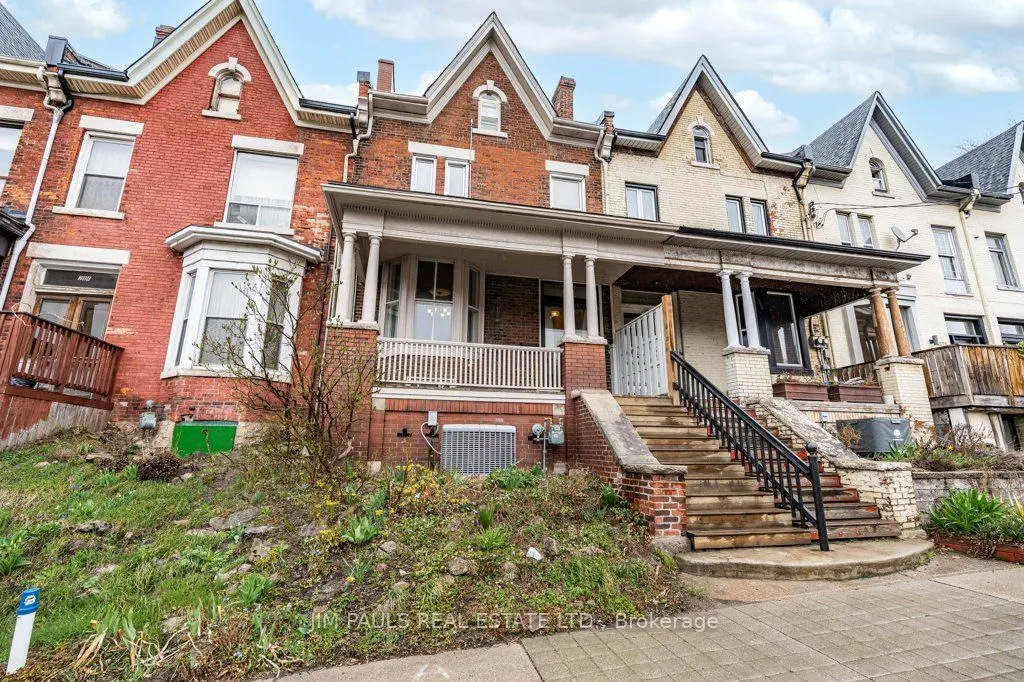 282 Main Street W