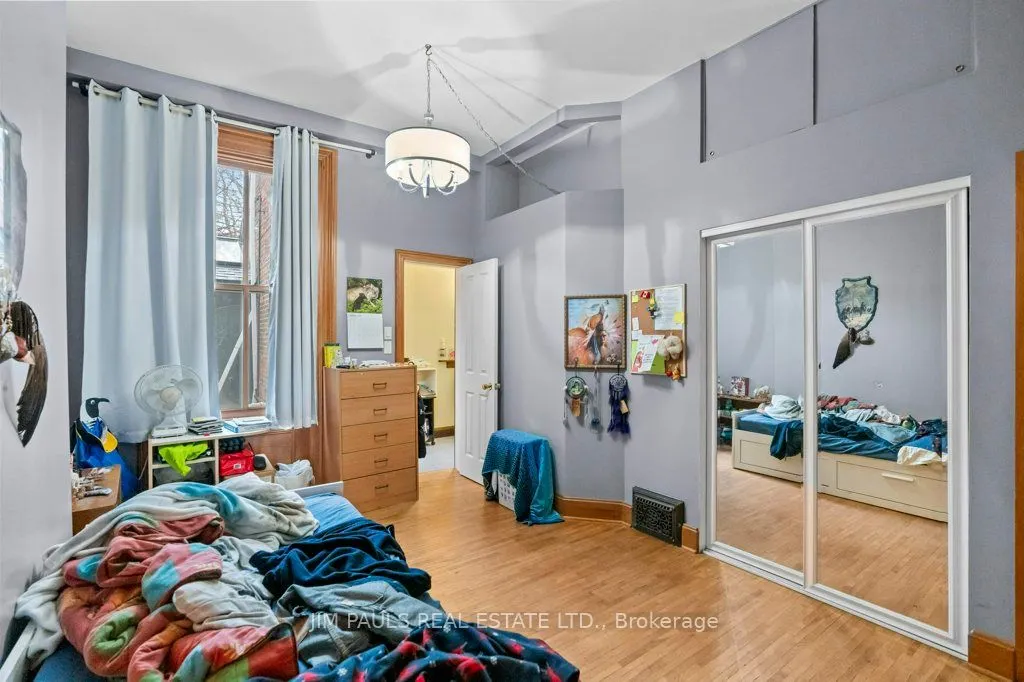 282 Main Street W