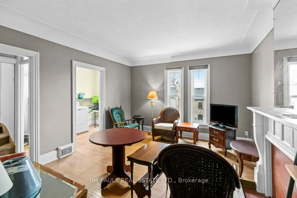 282 Main Street W
