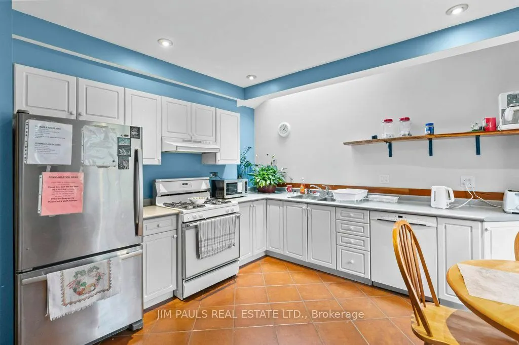 282 Main Street W