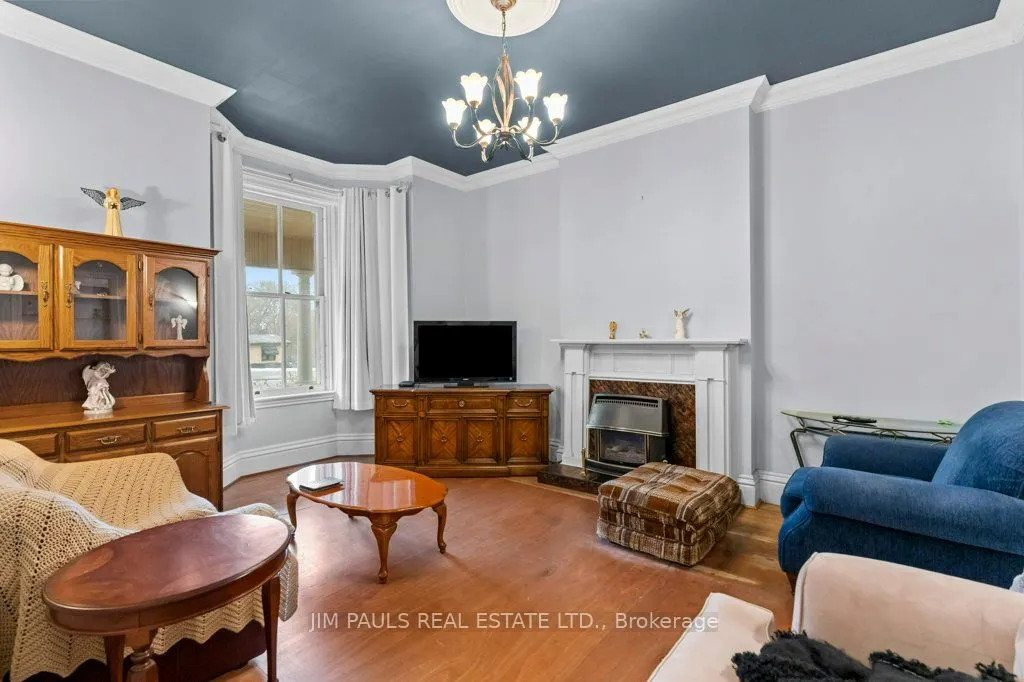 282 Main Street W