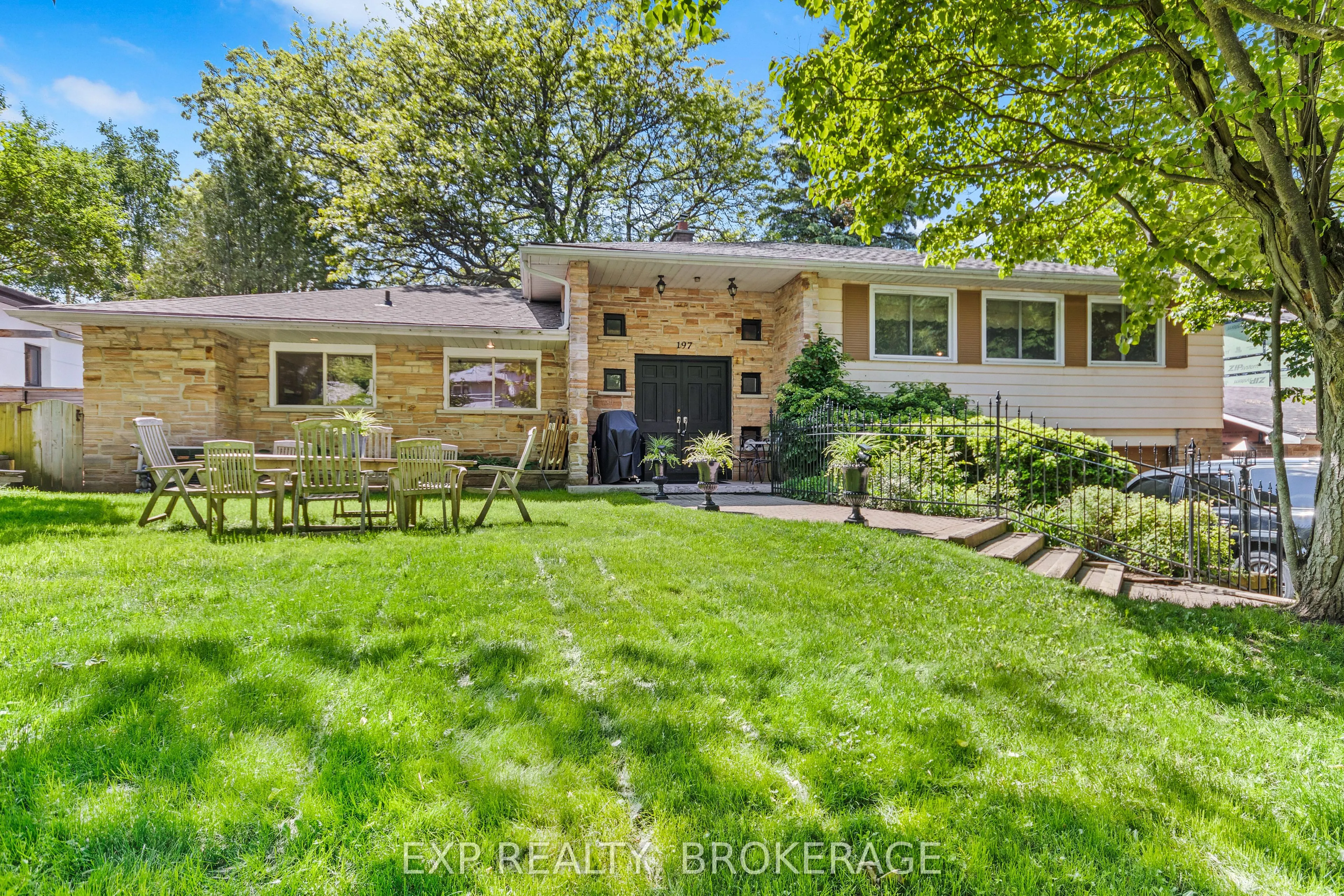 197 FAIRWAY HILL Crescent