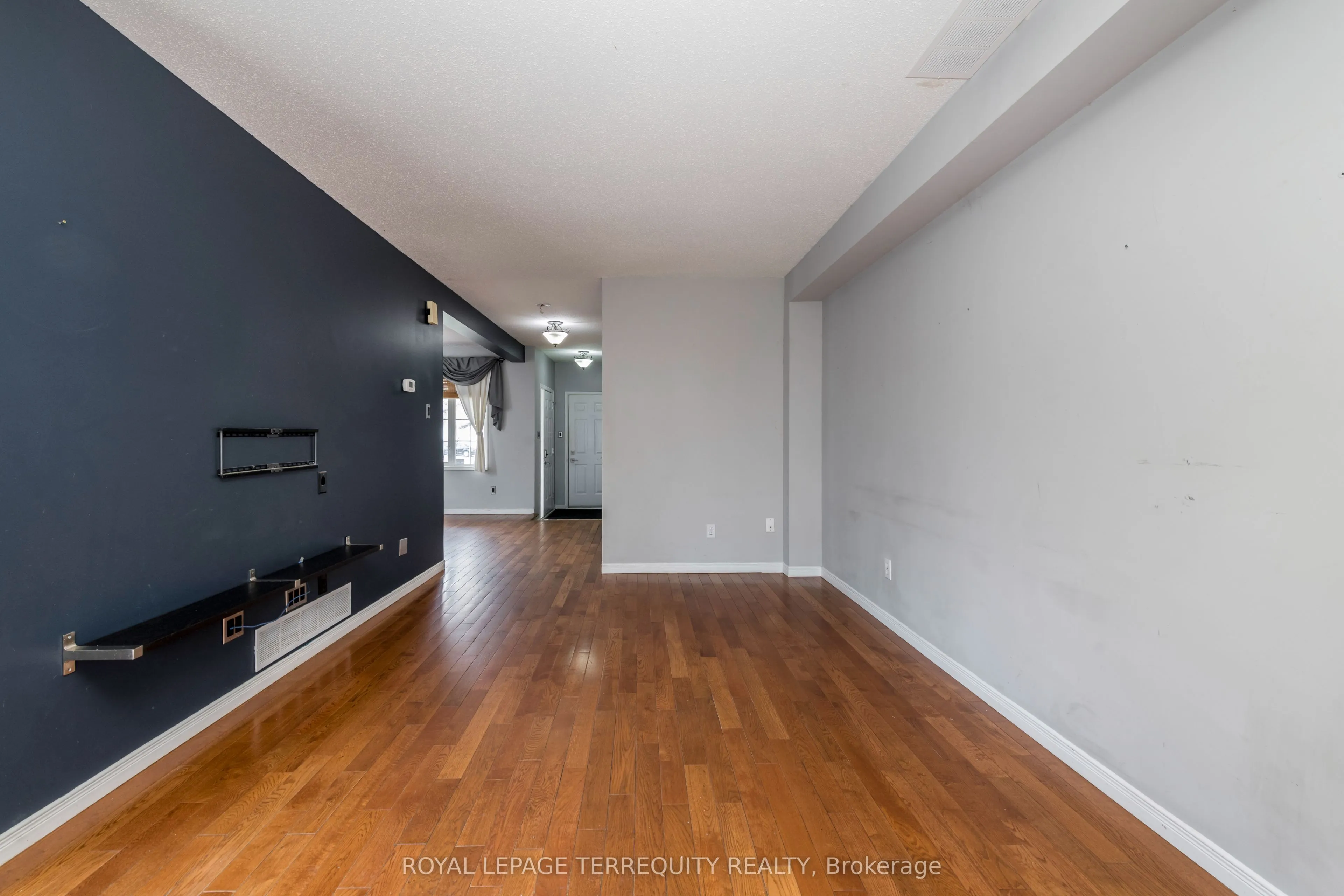 32B Woodford Way