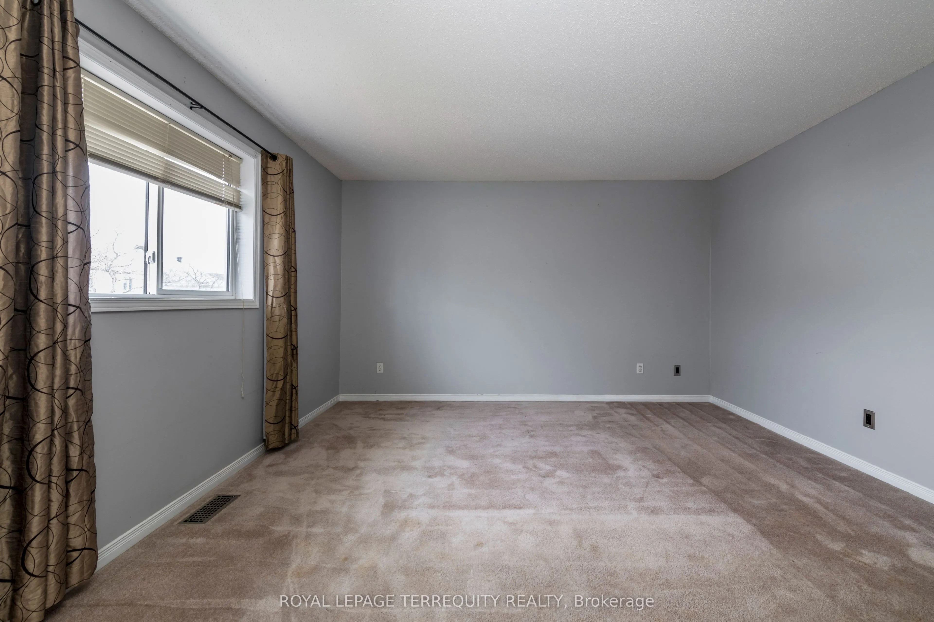 32B Woodford Way