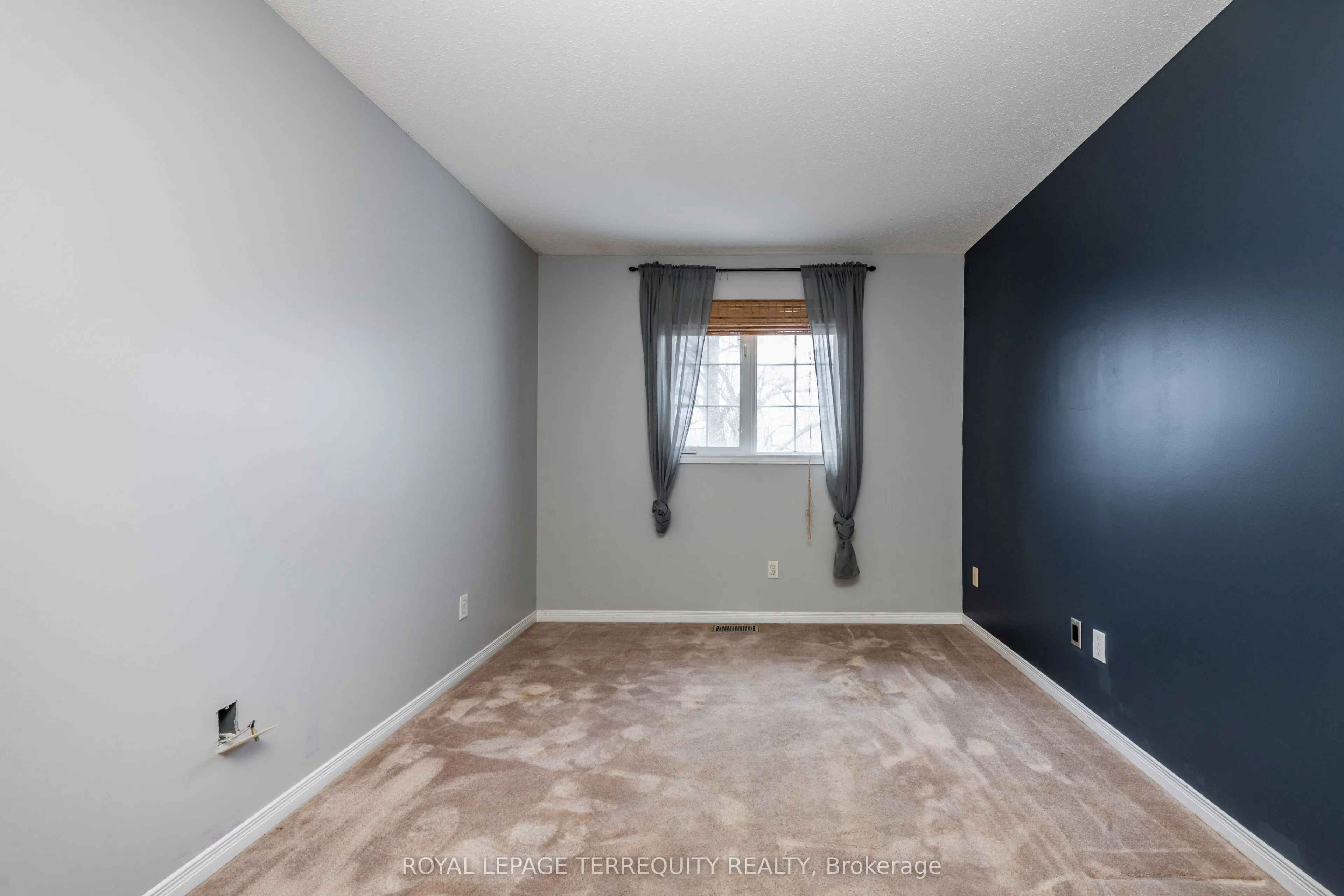 32B Woodford Way