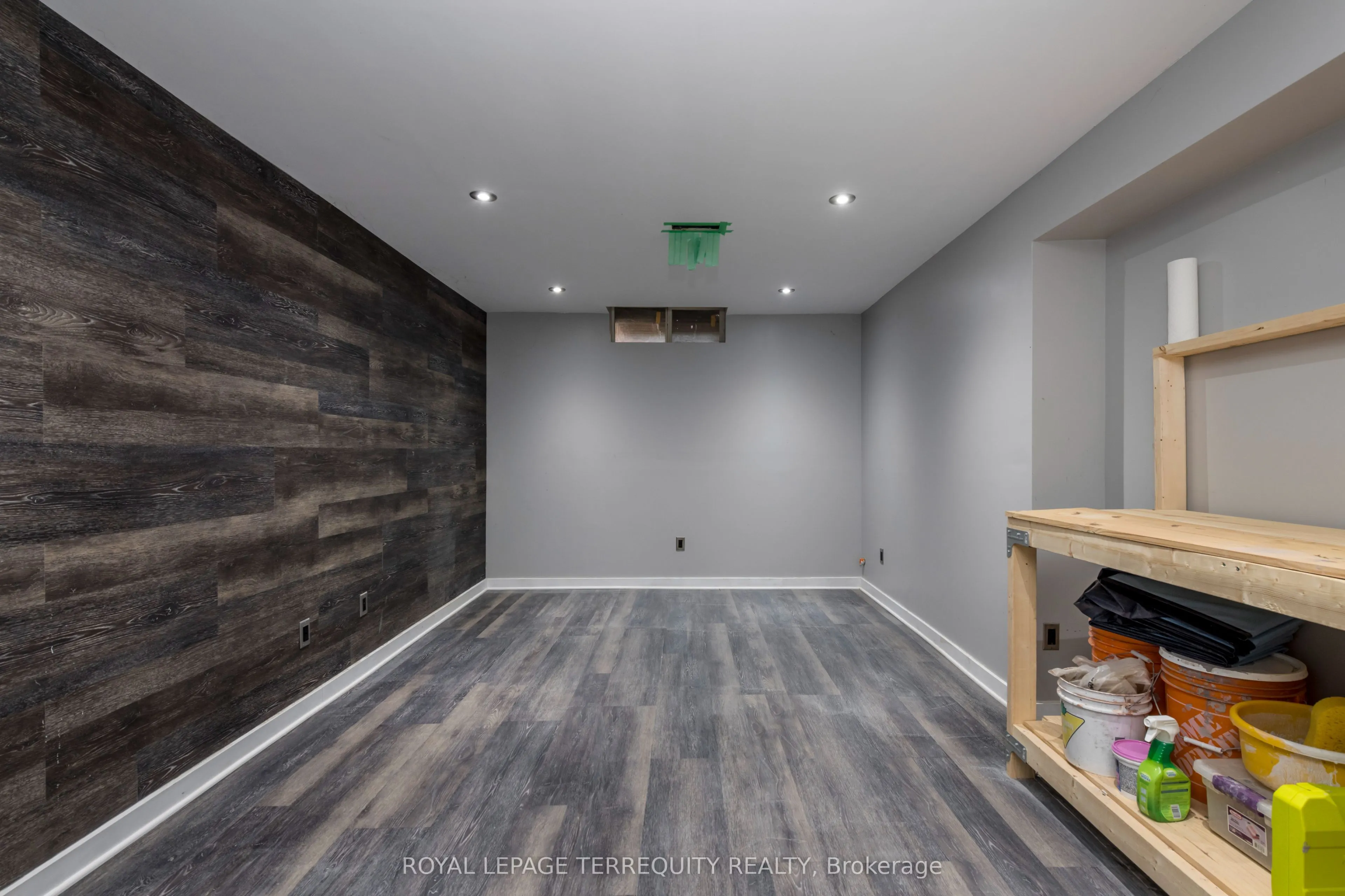 32B Woodford Way