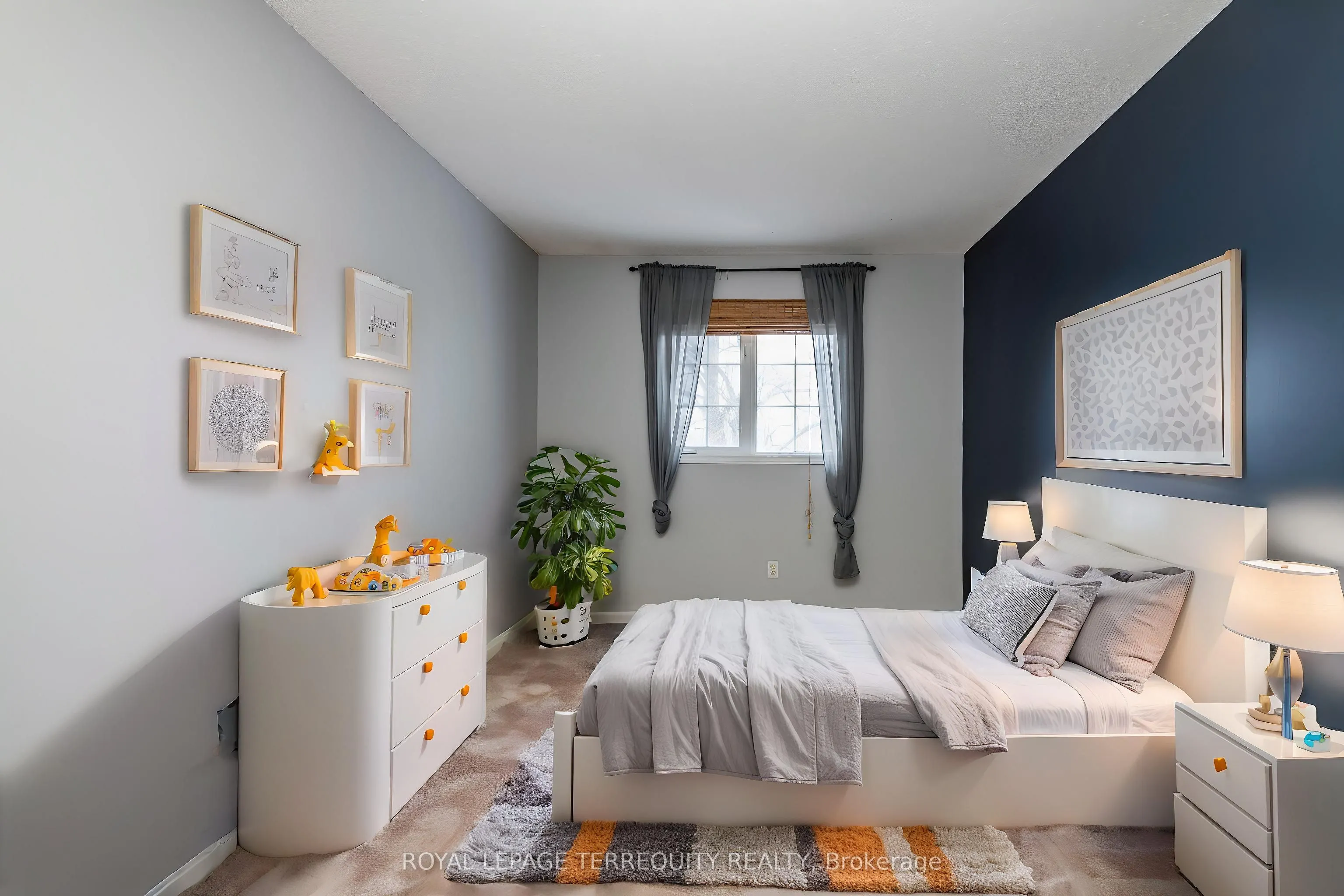 32B Woodford Way