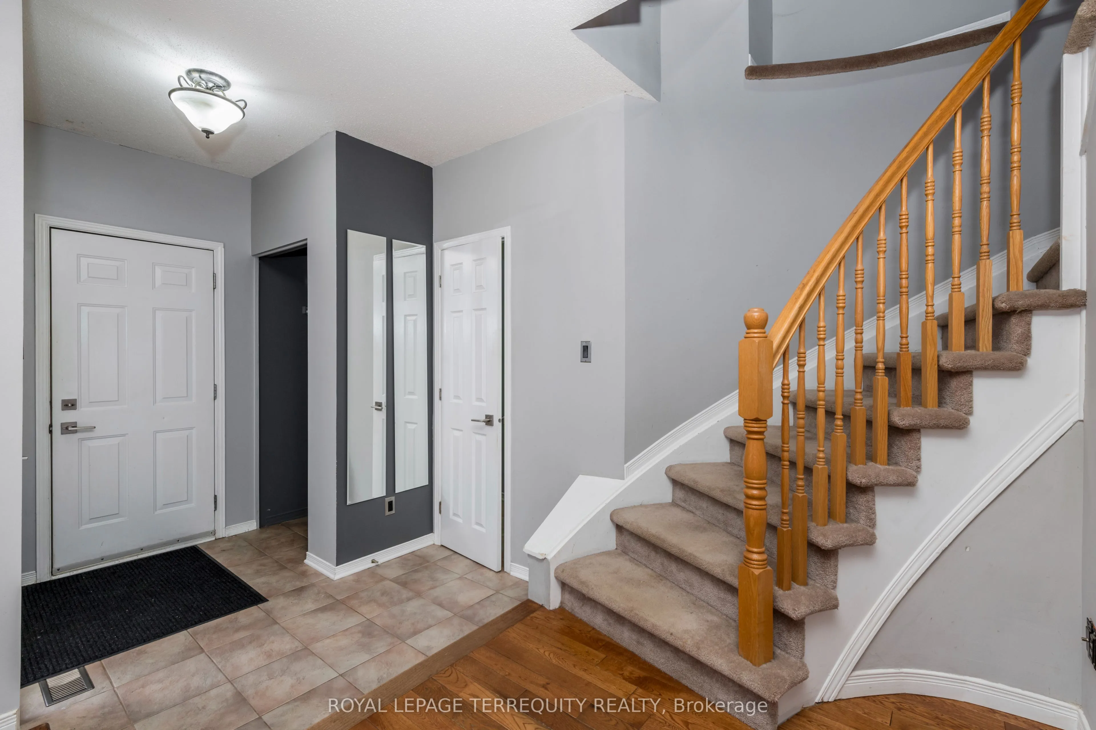 32B Woodford Way