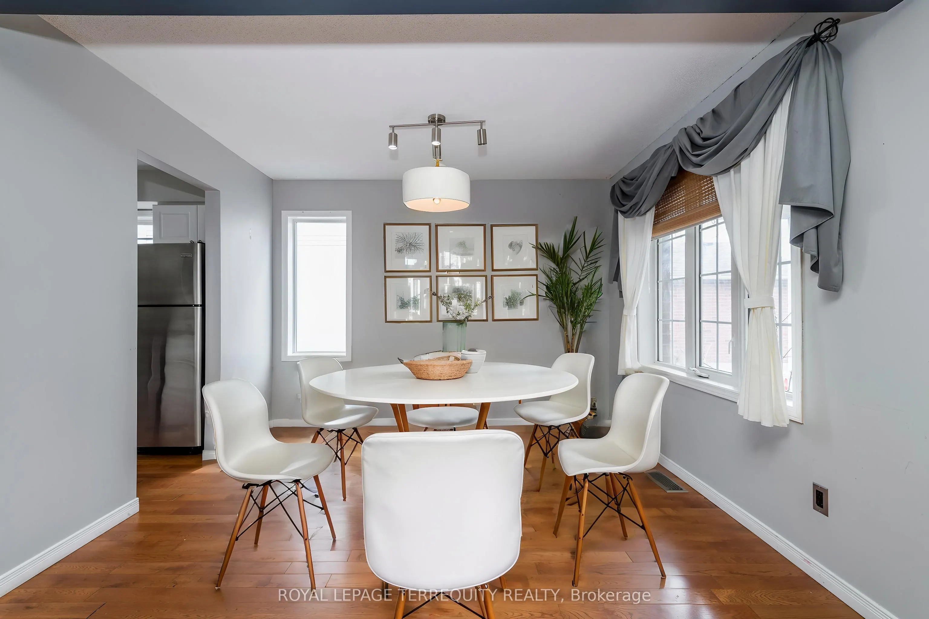 32B Woodford Way